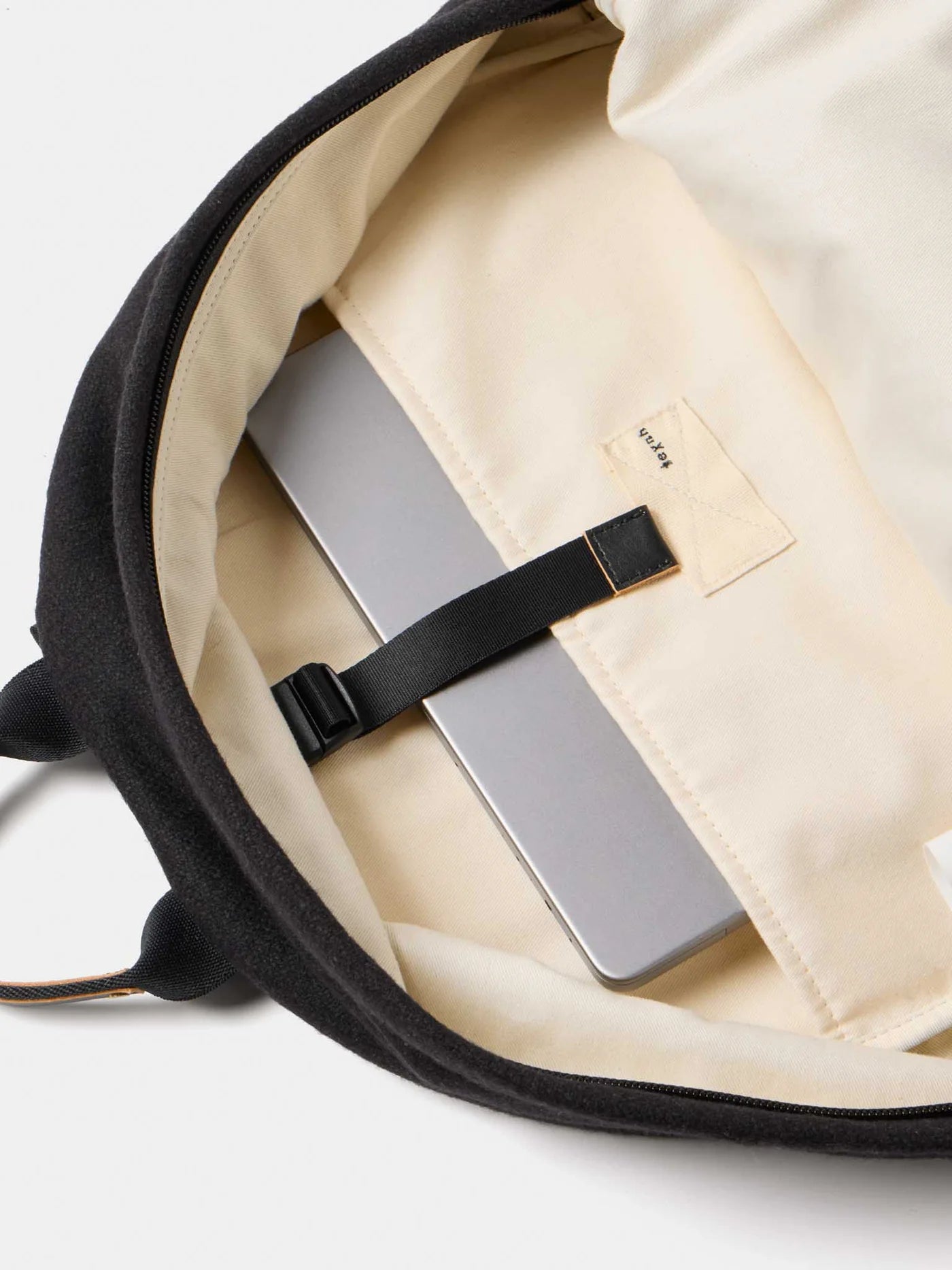 texnh / CLASSIC DAYPACK L (B15-00423-F)