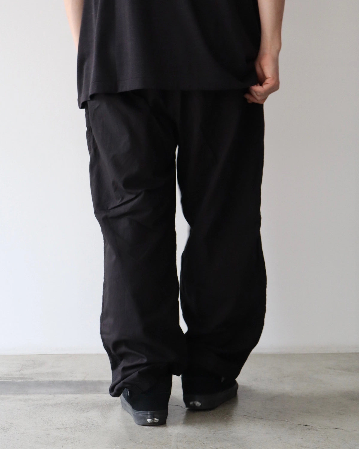 COMOLI / KHADIコットン ドローストリングパンツ (B01-03015)