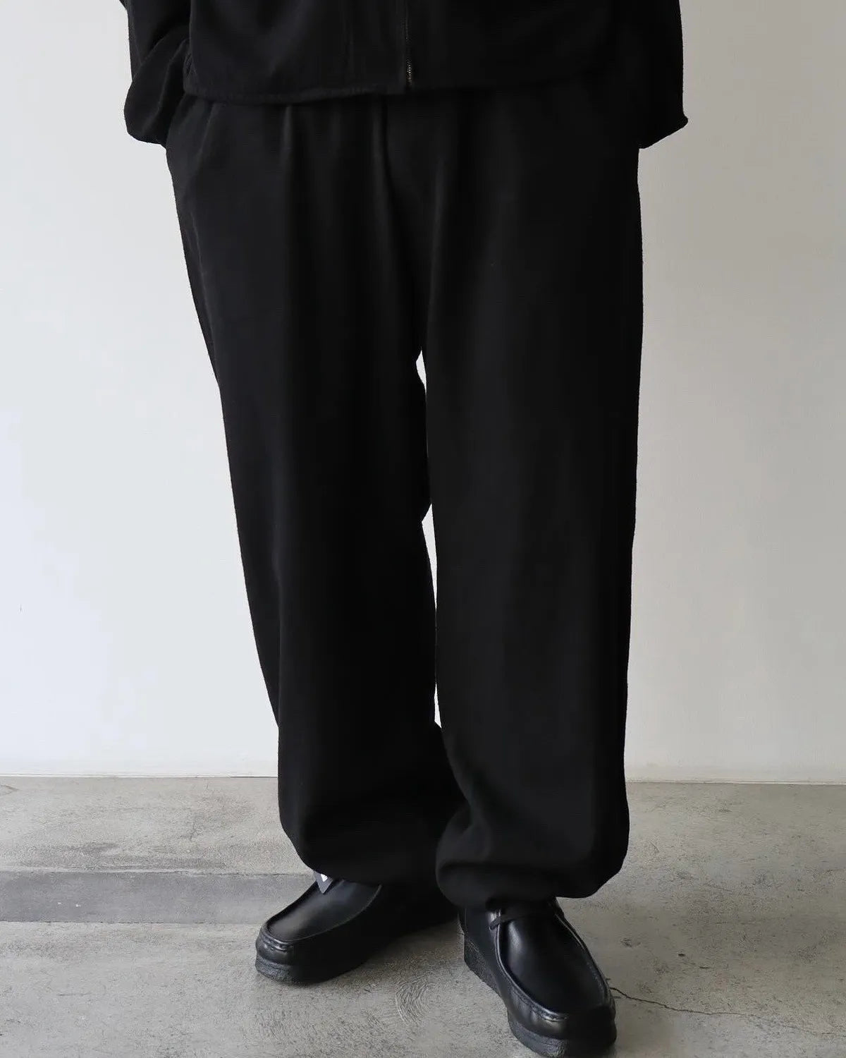 COMOLI / シルクネップ ドローストリングパンツ (B01-03003)