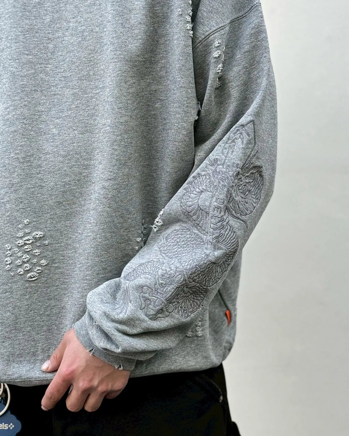 DELUXE / DELUXE × TIGHTBOOTH DAMAGE CREW SWEAT (26SD2718)