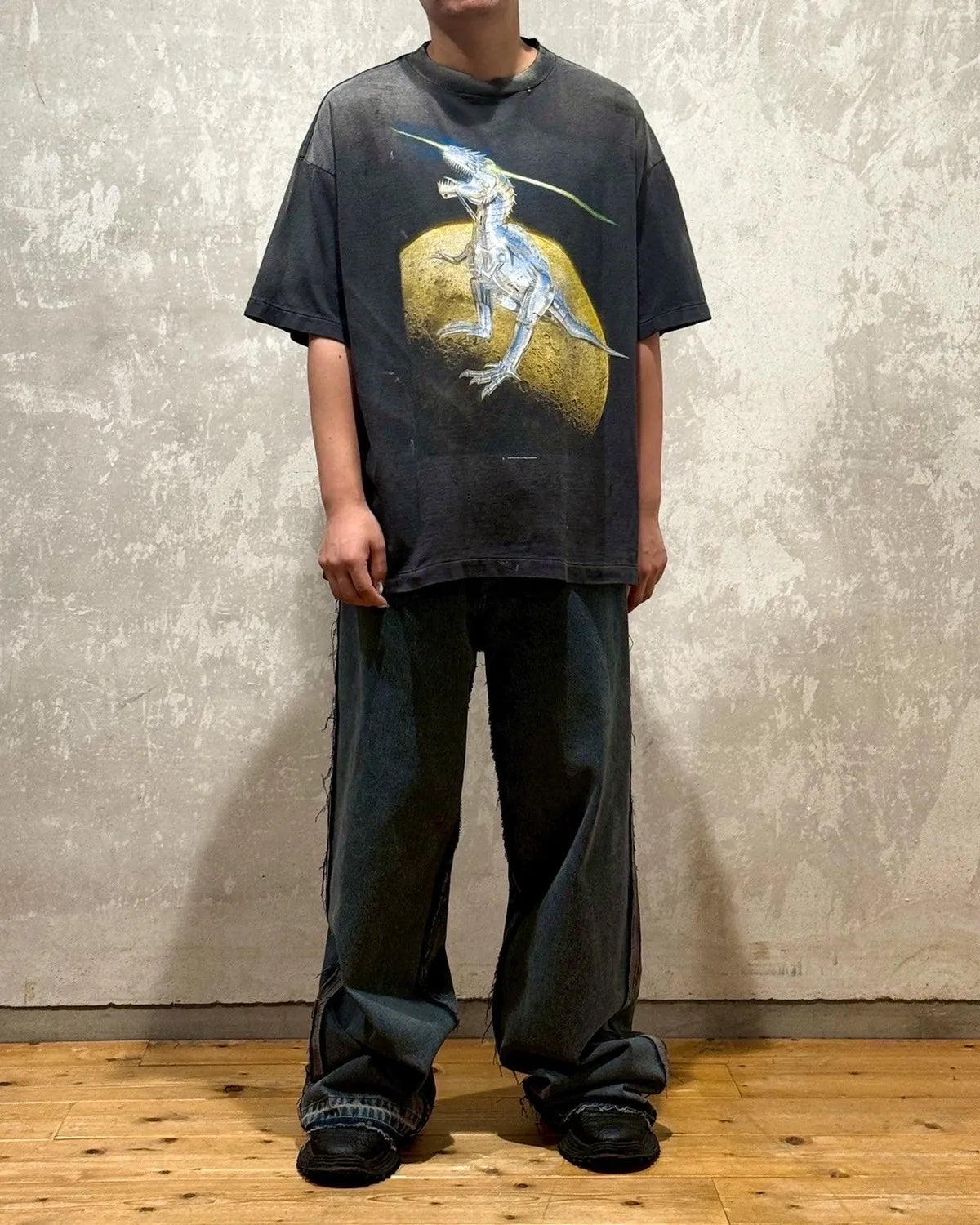 ©︎SAINT Mxxxxxx × SORAYAMA / SRYM_SS TEE_T-REX (SM-HR1-0000-C76)