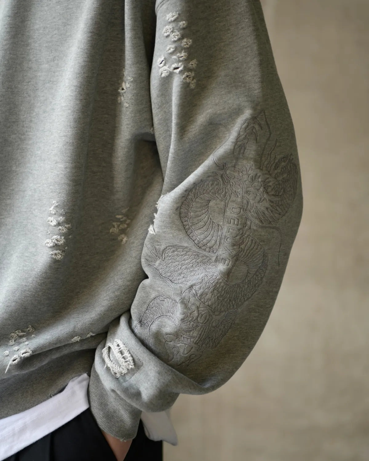 DELUXE / DELUXE × TIGHTBOOTH DAMAGE CREW SWEAT (26SD2718)