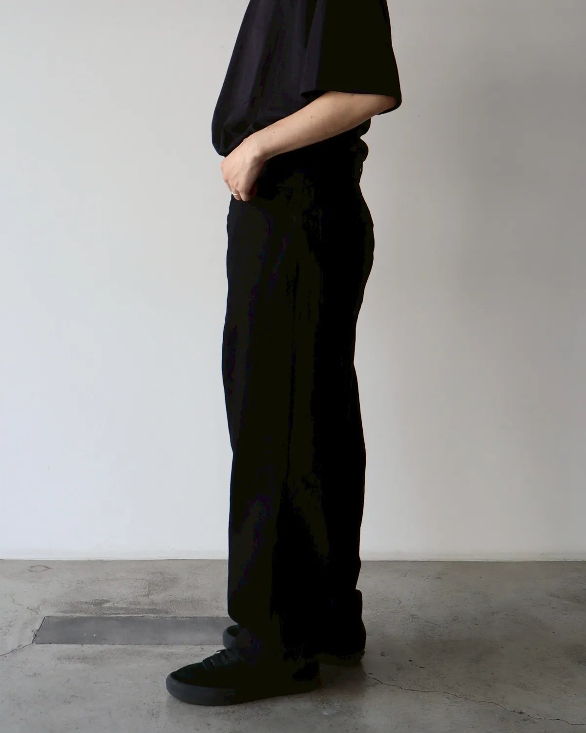 COMOLI / ブラックデニム ベルテッドパンツ (C03-03001)