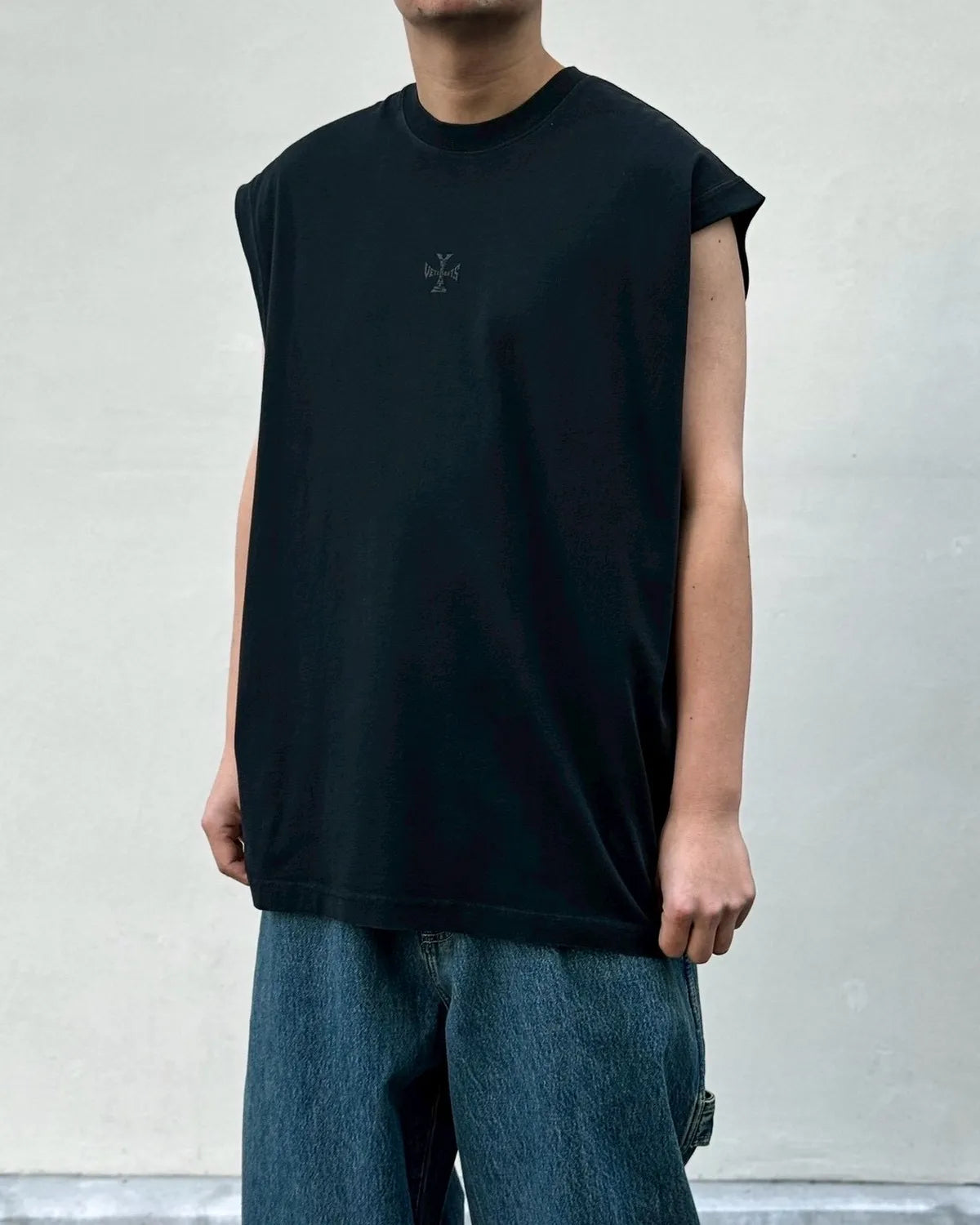 VETEMENTS / CROSS LOGO SLEEVELESS T-SHIRT (ME76TR176B)