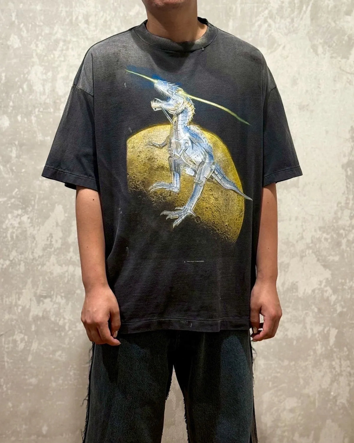 ©︎SAINT Mxxxxxx × SORAYAMA / SRYM_SS TEE_T-REX (SM-HR1-0000-C76)