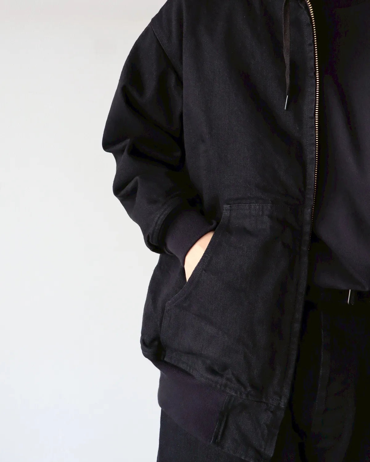 COMOLI / ブラックデニム ジップパーカ (C03-01003)