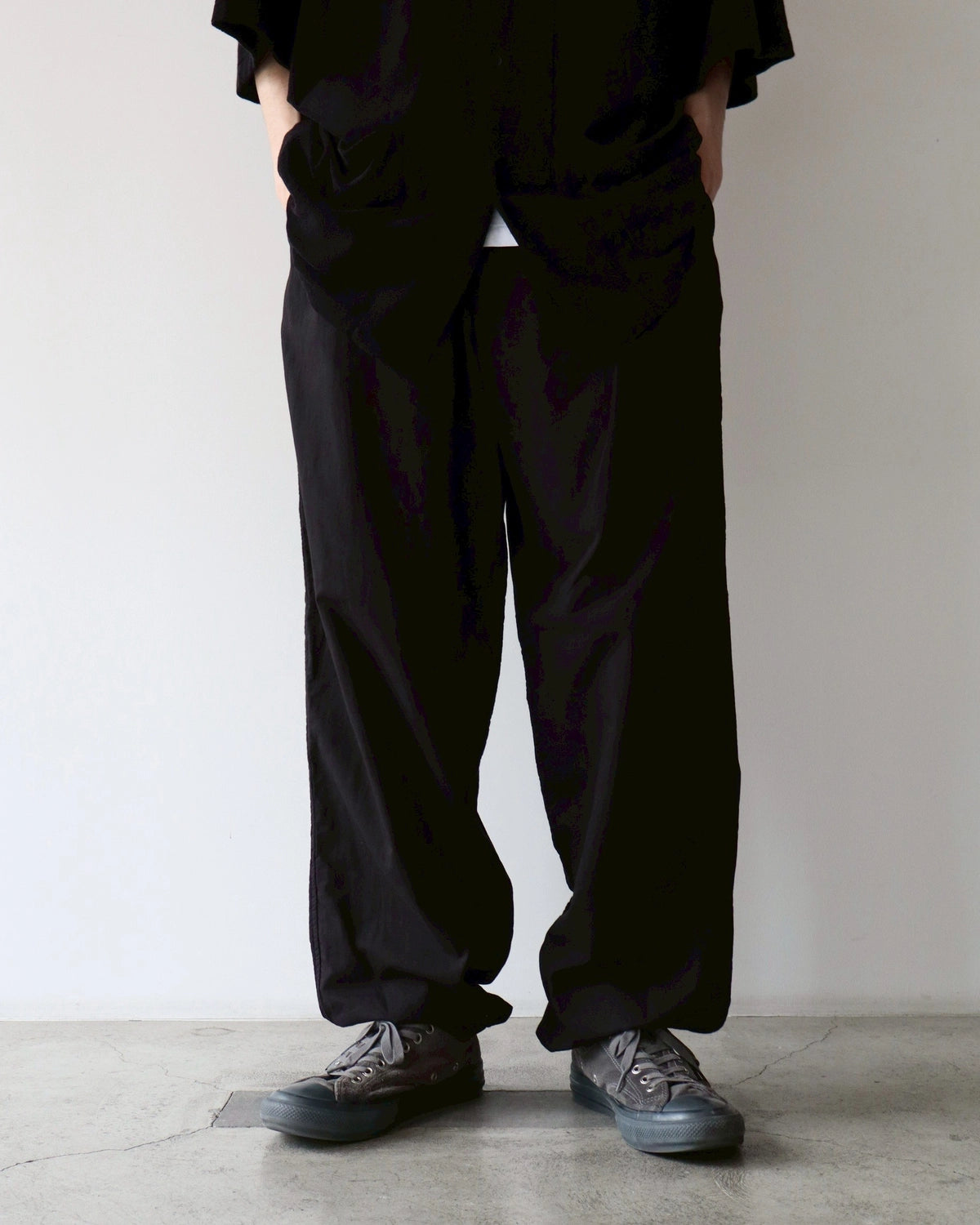 COMOLI / KHADIコットン ドローストリングパンツ (B01-03015)