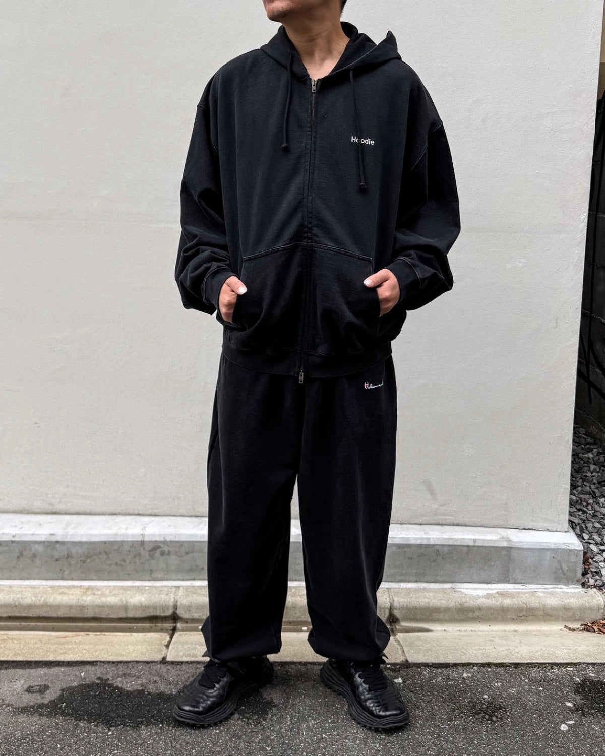 VETEMENTS / EMBROIDERED DEFINITION ZIP-UP HOODIE (MH27ZU222B)