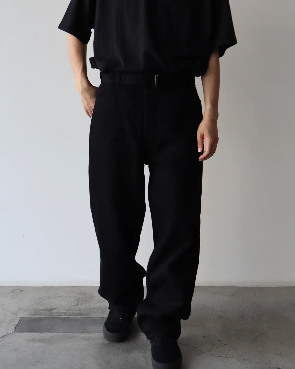 COMOLI / ブラックデニム ベルテッドパンツ (C03-03001)