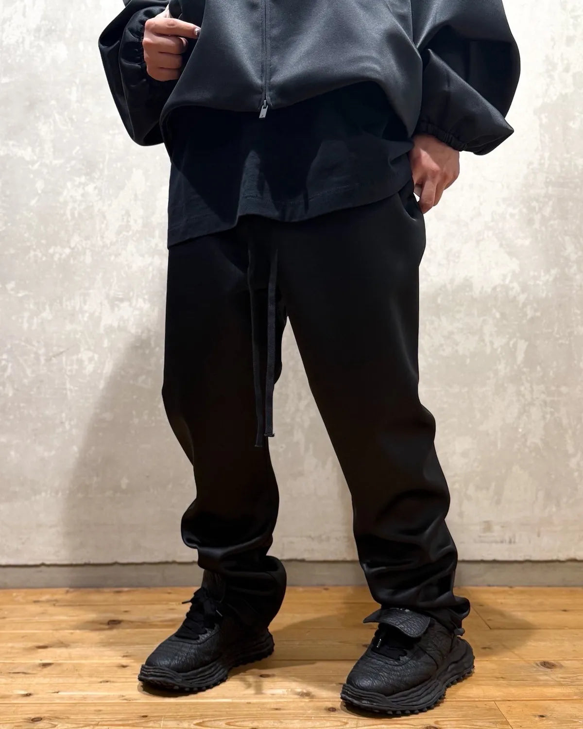 ESSENTIALS / BONDED SATIN RELAXED TRACK PANTS (130SP258210F)