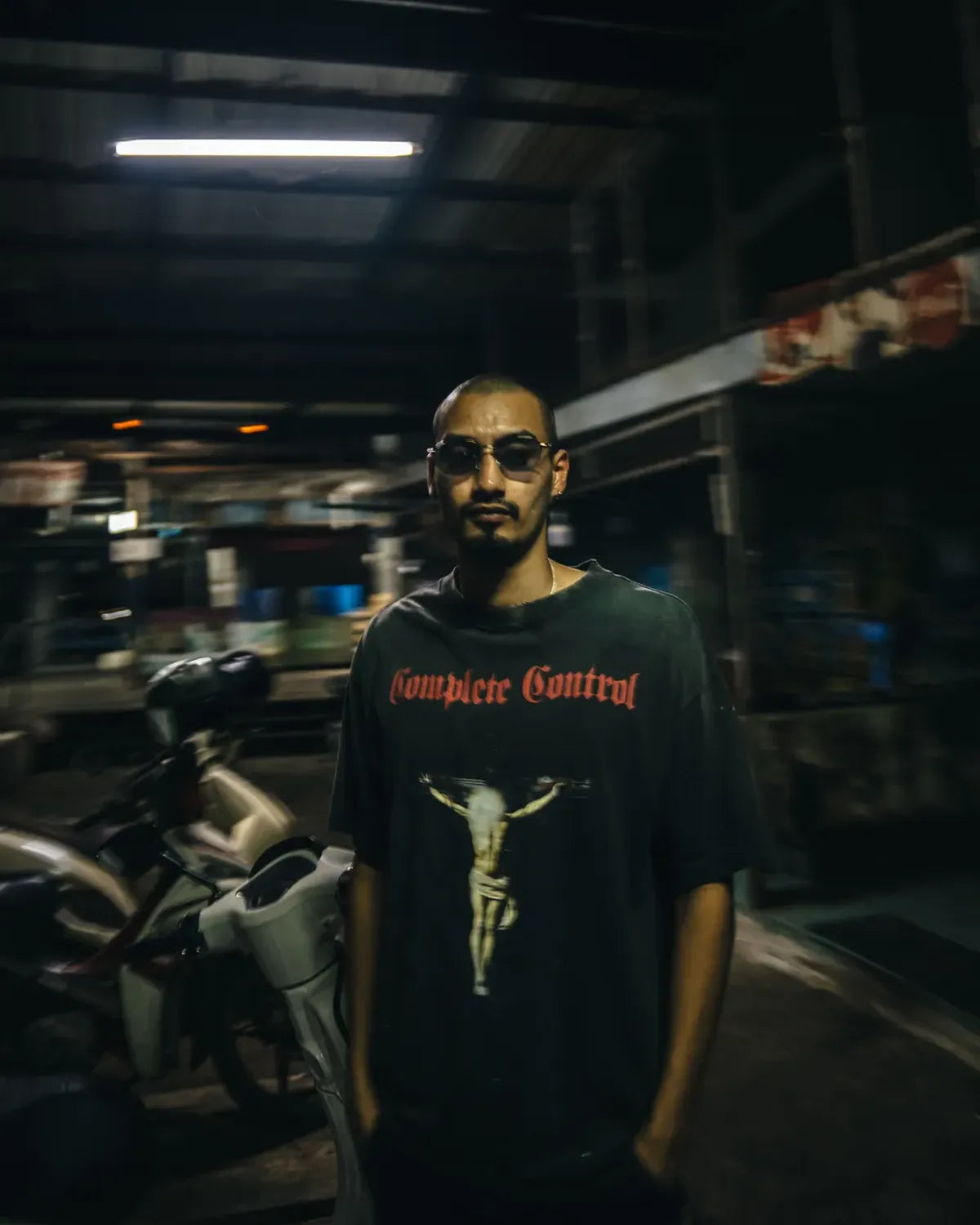 ©︎SAINT Mxxxxxx × Kosuke Kawamura / KK_SS TEE (SM-HR8-0000-C25)