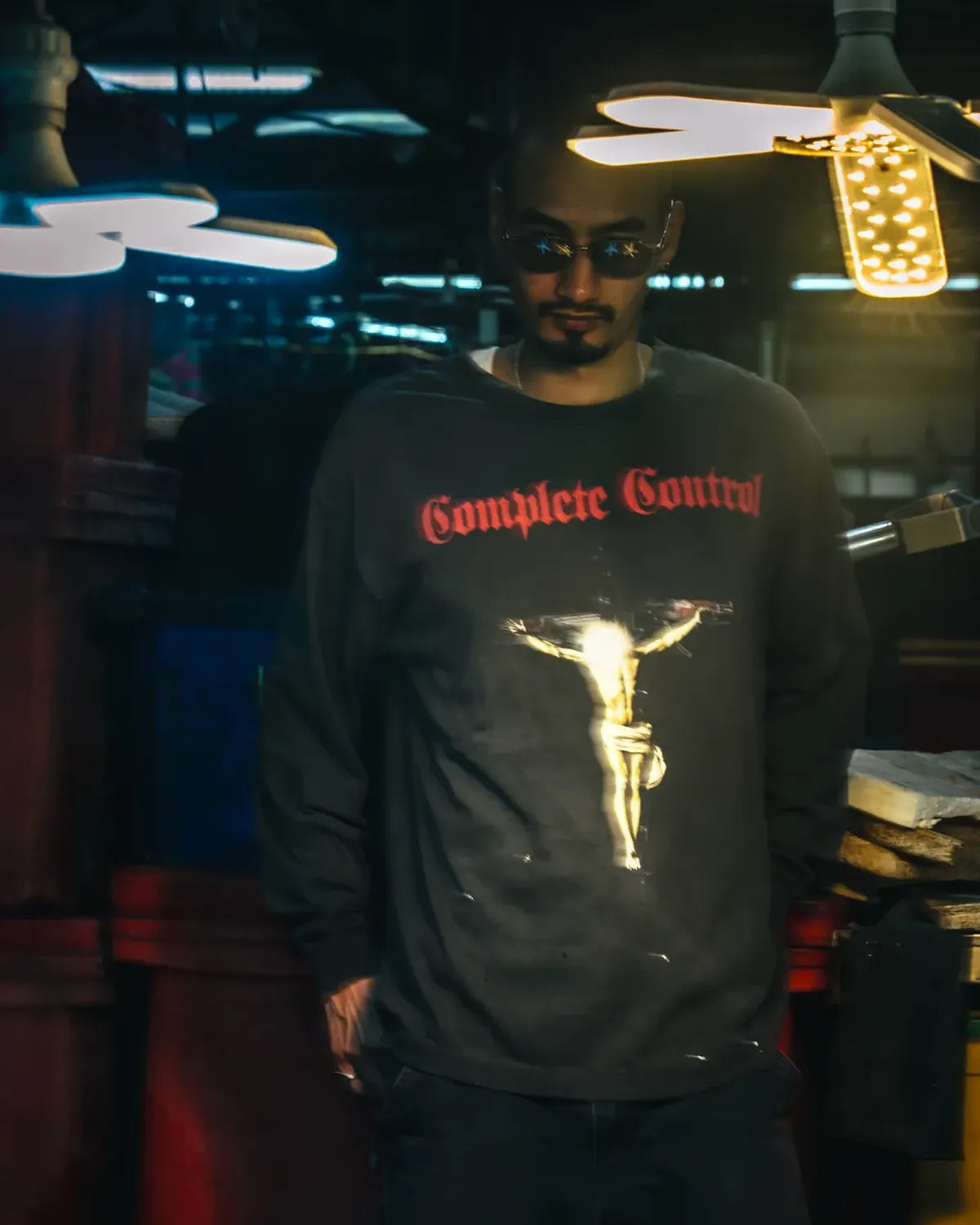 ©︎SAINT Mxxxxxx × Kosuke Kawamura / COMPLETE CONTRL LS_SS TEE (SM-HR8-0000-C26)