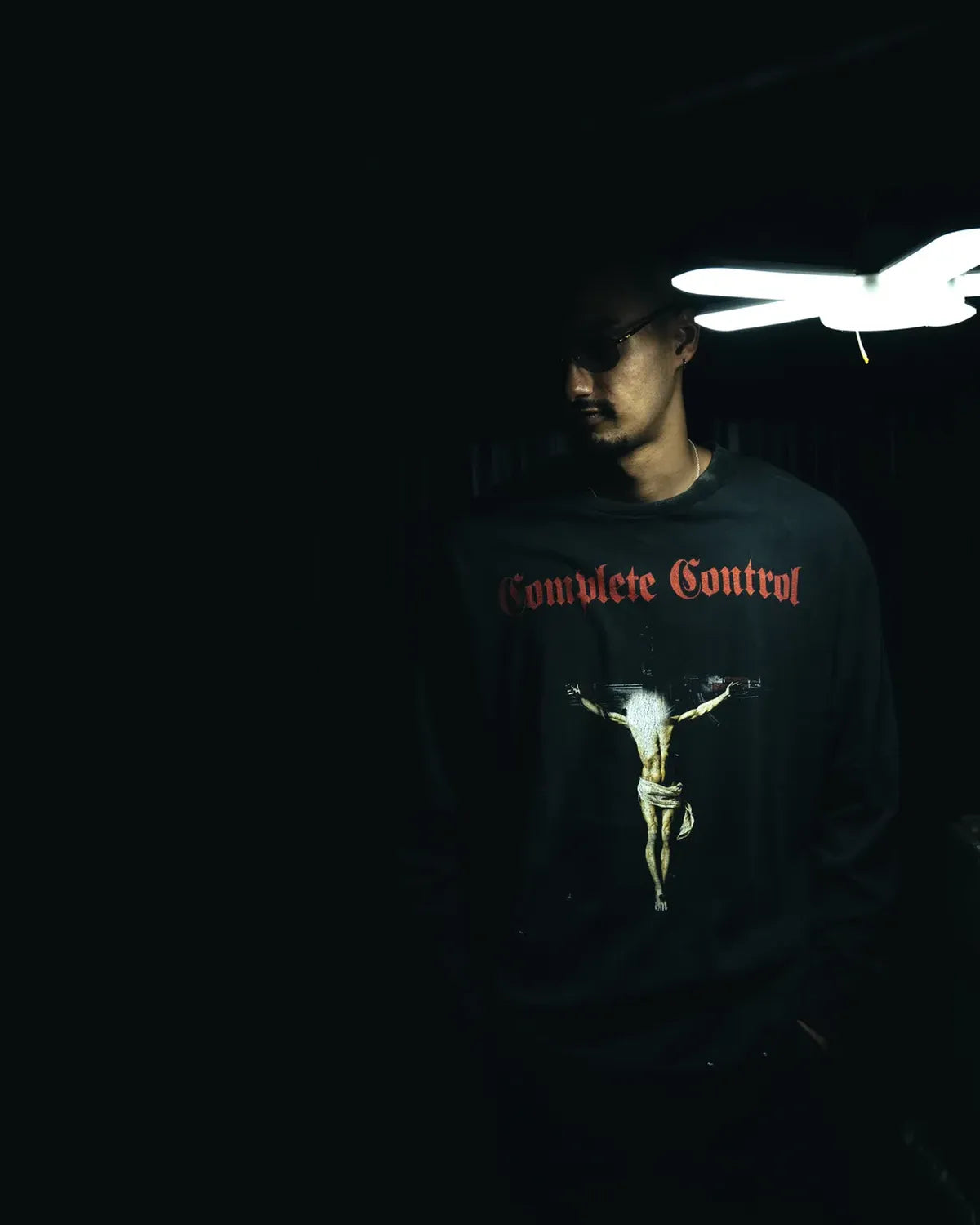 ©︎SAINT Mxxxxxx × Kosuke Kawamura / COMPLETE CONTRL LS_SS TEE (SM-HR8-0000-C26)