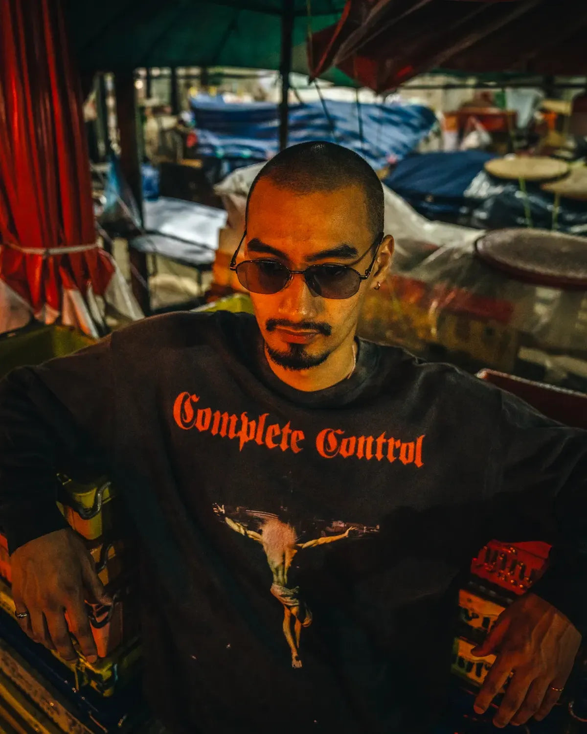 ©︎SAINT Mxxxxxx × Kosuke Kawamura / COMPLETE CONTRL LS_SS TEE (SM-HR8-0000-C26)