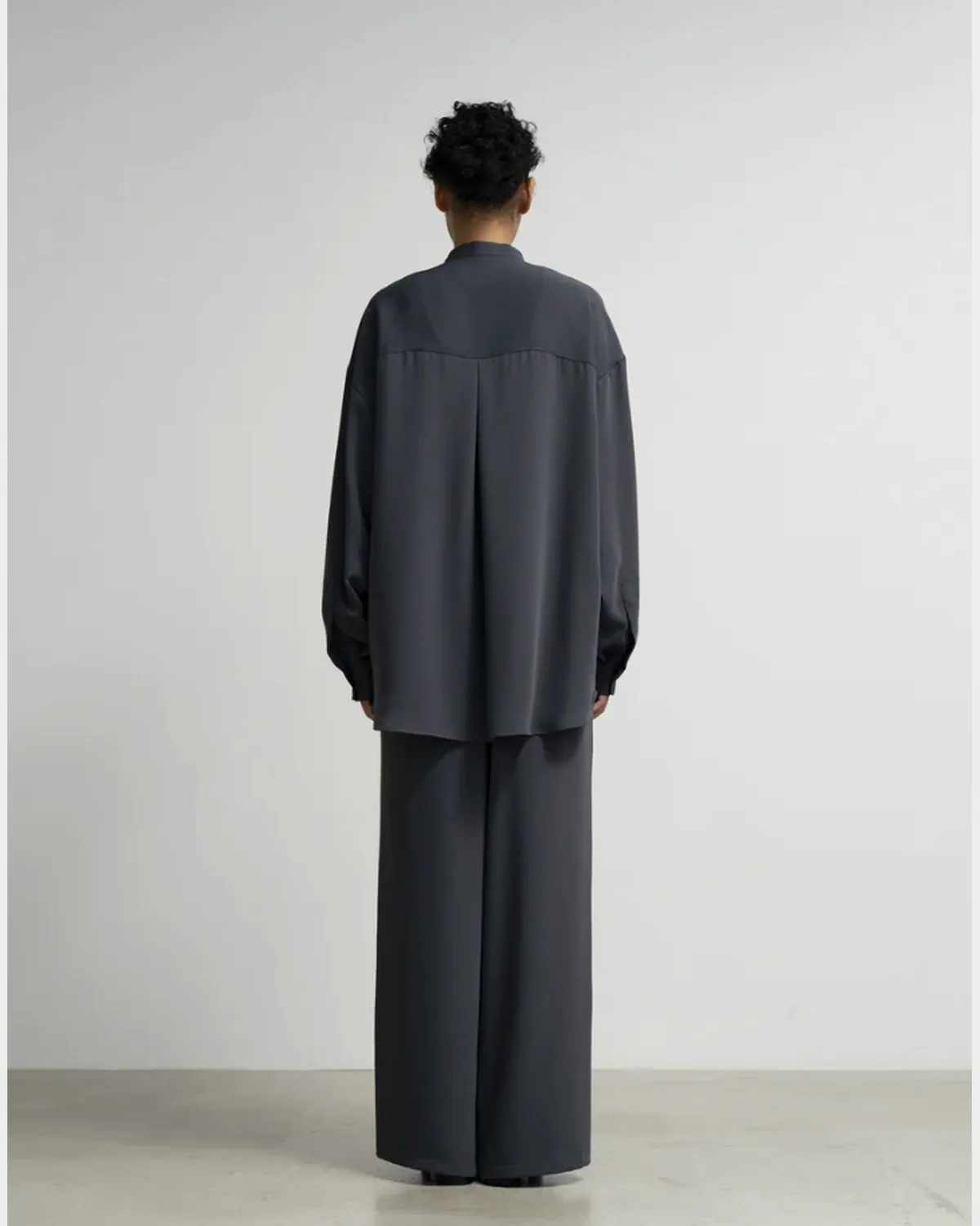Graphpaper / Satin Oversized Band Collar Shirt (GL263-50094B)