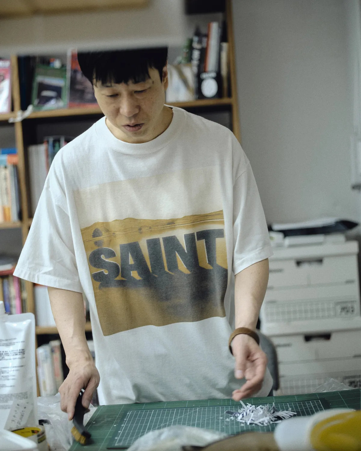 SAINT Mxxxxxx × Kosuke Kawamura / KK_SS T-SHIRT / DESERT (SM-MK1-0000-C15)