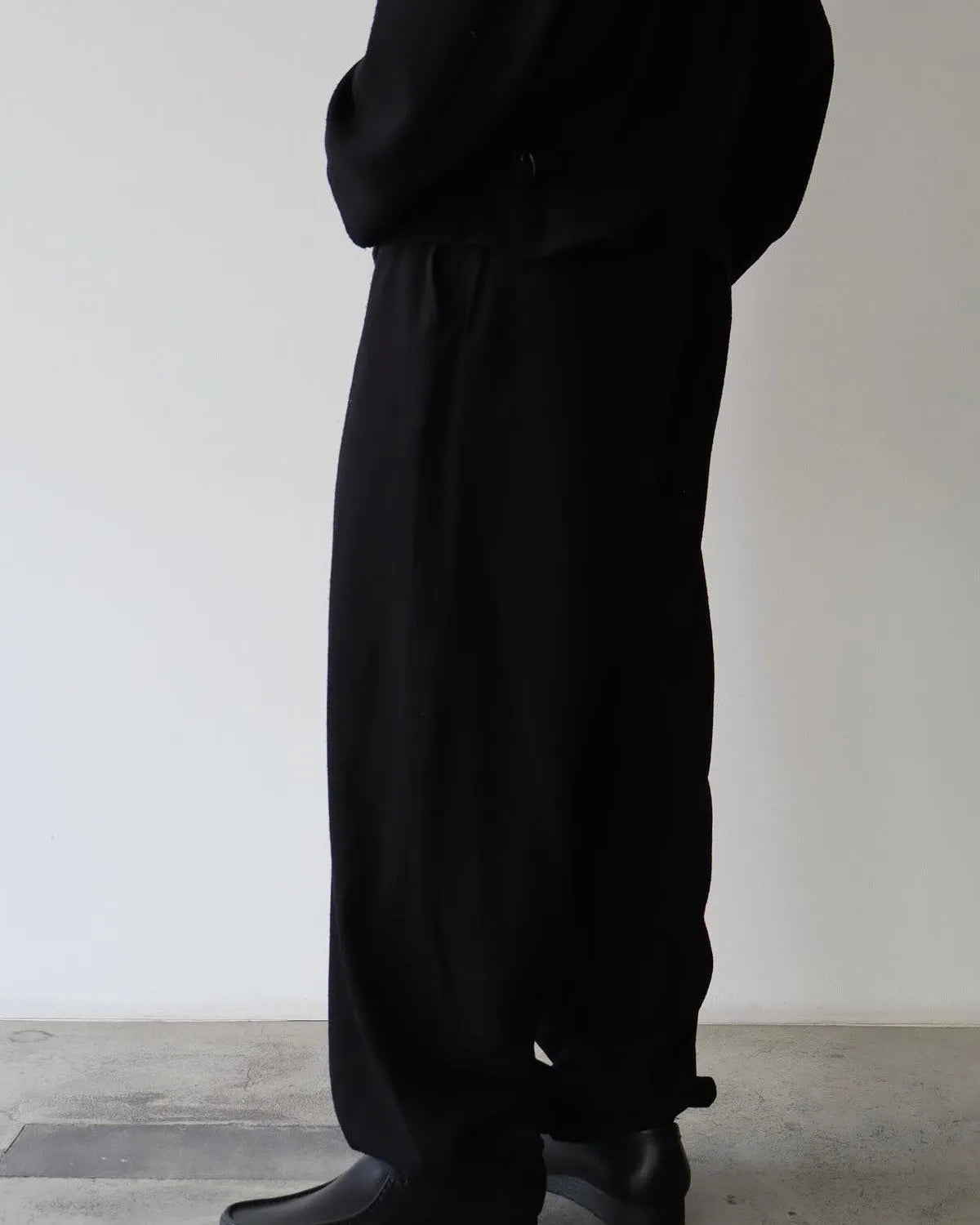 COMOLI / シルクネップ ドローストリングパンツ (B01-03003)