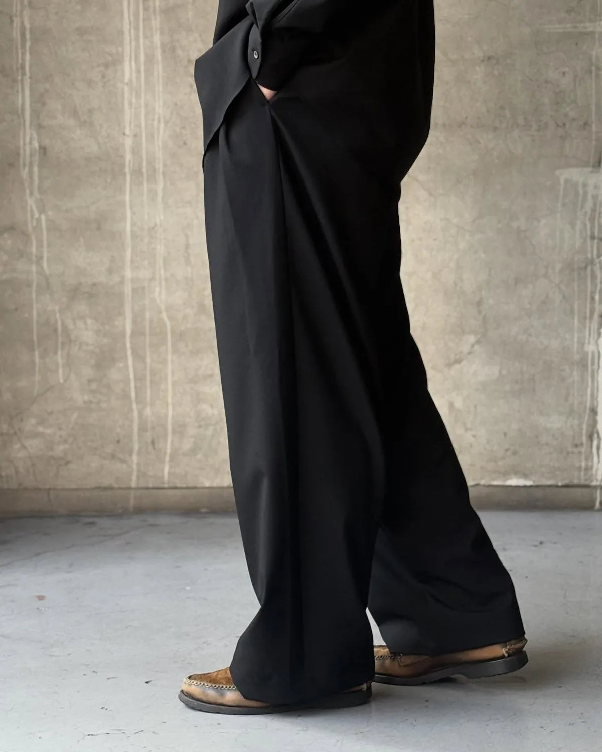 MARKAWARE / Organic Wool 2/80 Tropical Triple Pleated Wide Trousers (A26A15PT03C)