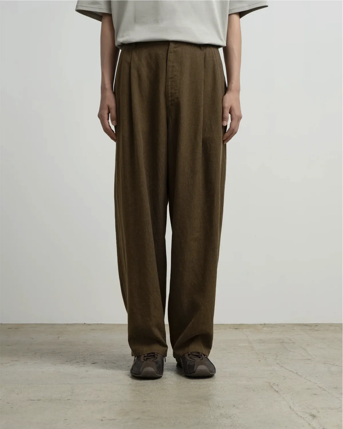 Graphpaper / Linen Cupro Oversized Slacks (GM263-40311)