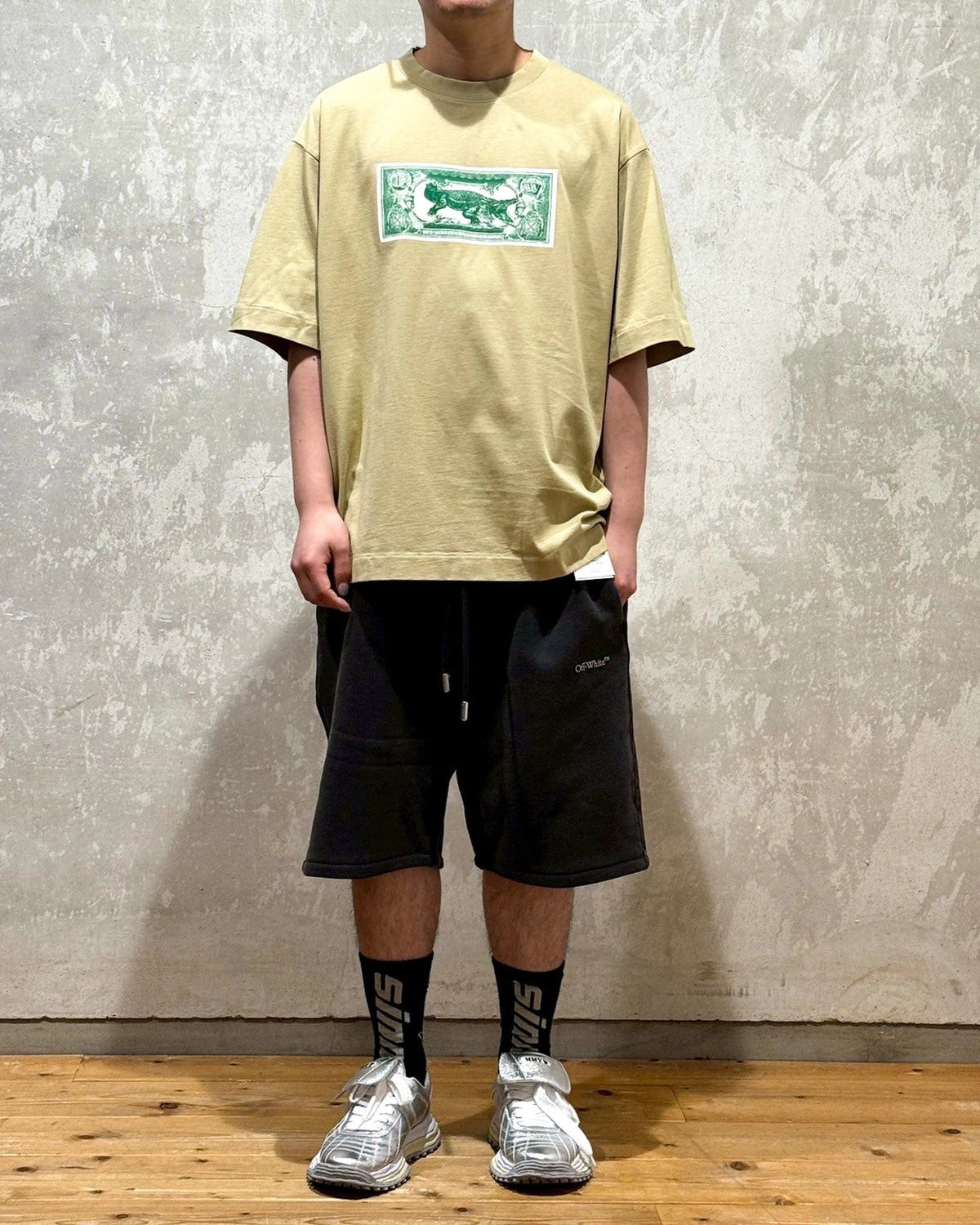 Off-White™ / BANKNOTE ARROW SKATE S/S TEE (OMAS25-RTW0056)