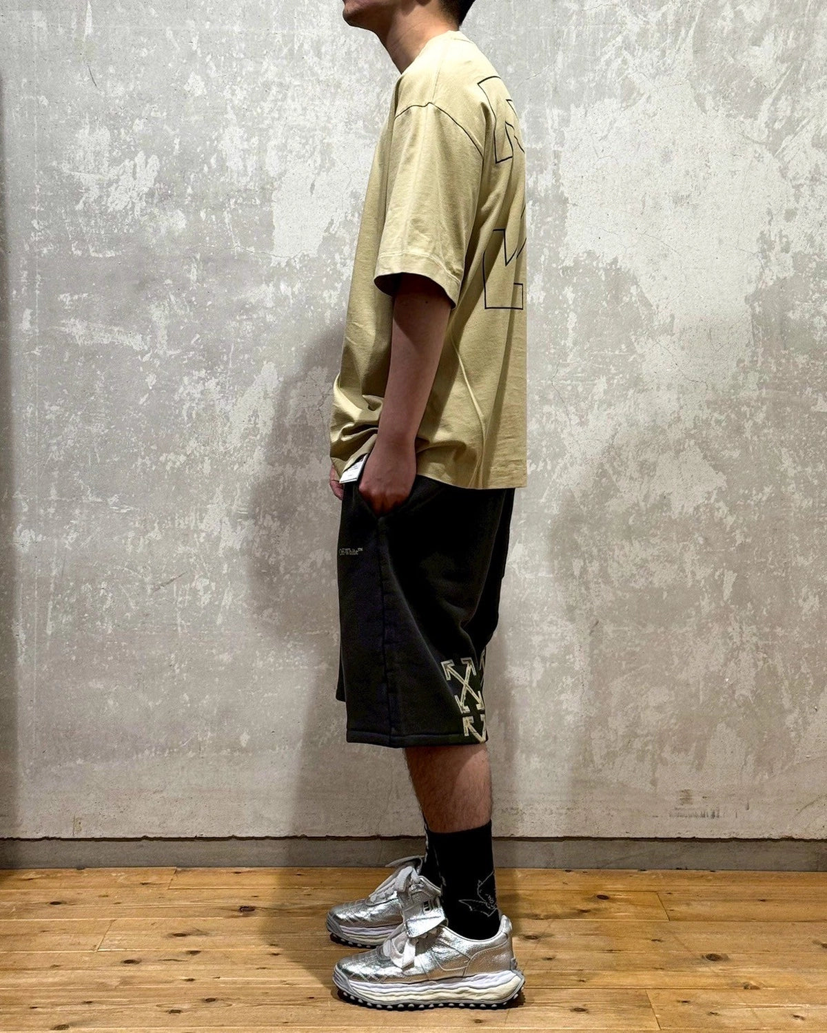 Off-White™ / BANKNOTE ARROW SKATE S/S TEE (OMAS25-RTW0056)