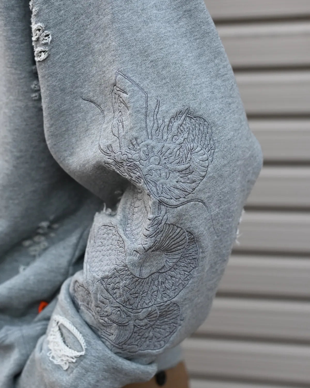 DELUXE / DELUXE × TIGHTBOOTH DAMAGE CREW SWEAT (26SD2718)