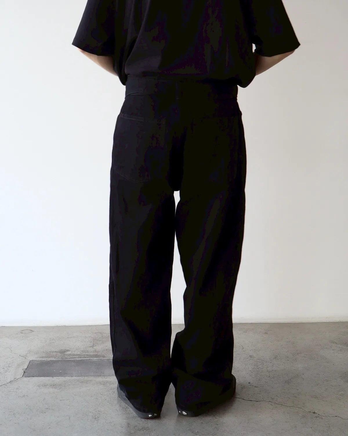 COMOLI / ブラックデニム ベルテッドパンツ (C03-03001)