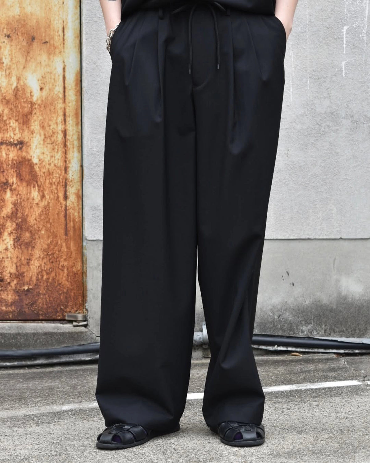MARKAWARE / ORGANIC WOOL 2/80 TROPICAL TRIPLE PLEATED EASY TROUSERS (A25B03PT01C)