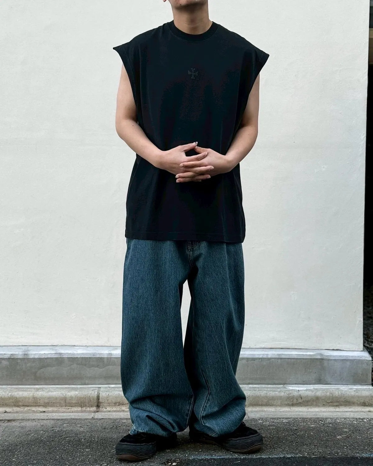 VETEMENTS / CROSS LOGO SLEEVELESS T-SHIRT (ME76TR176B)