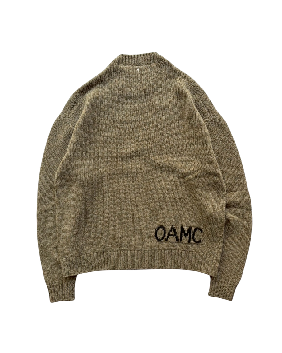 OAMC オーエーエムシー Whistler Logoクルーネック ニット ロゴ OAMC（オーエーエムシー） / ROUND NECK COLLAR WITH LOGO | 公式通販