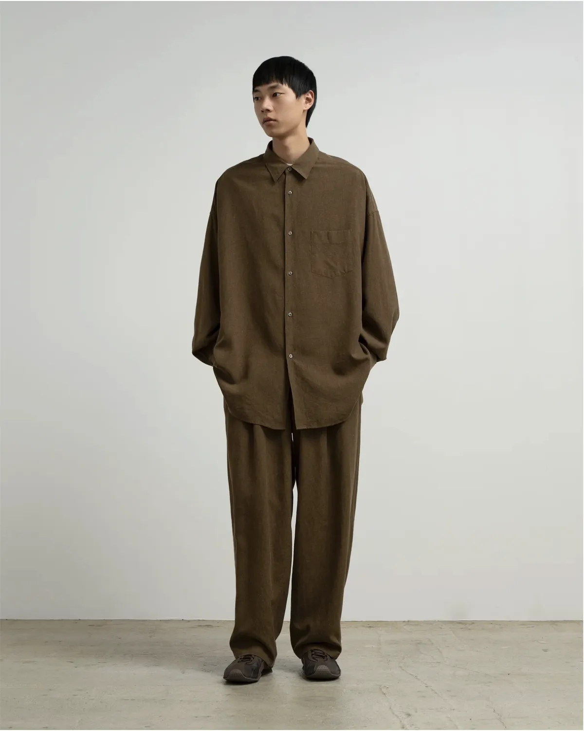 Graphpaper / Linen Cupro Oversized Slacks (GM263-40311)