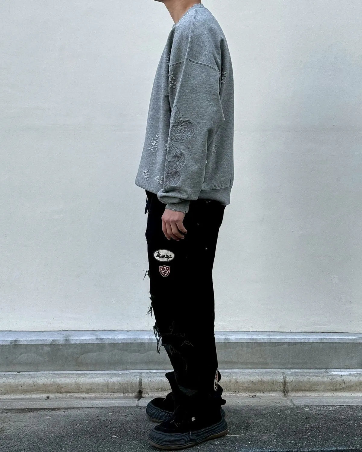 DELUXE / DELUXE × TIGHTBOOTH DAMAGE CREW SWEAT (26SD2718)