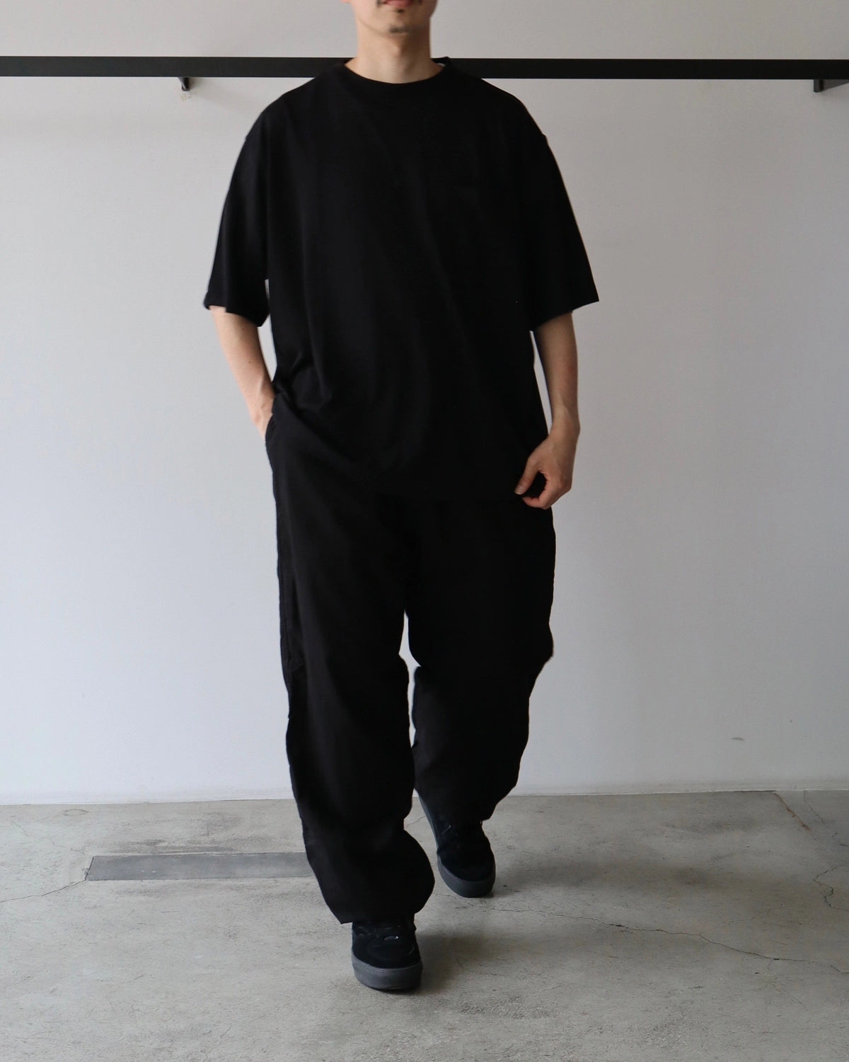 COMOLI / KHADIコットン ドローストリングパンツ (B01-03015)