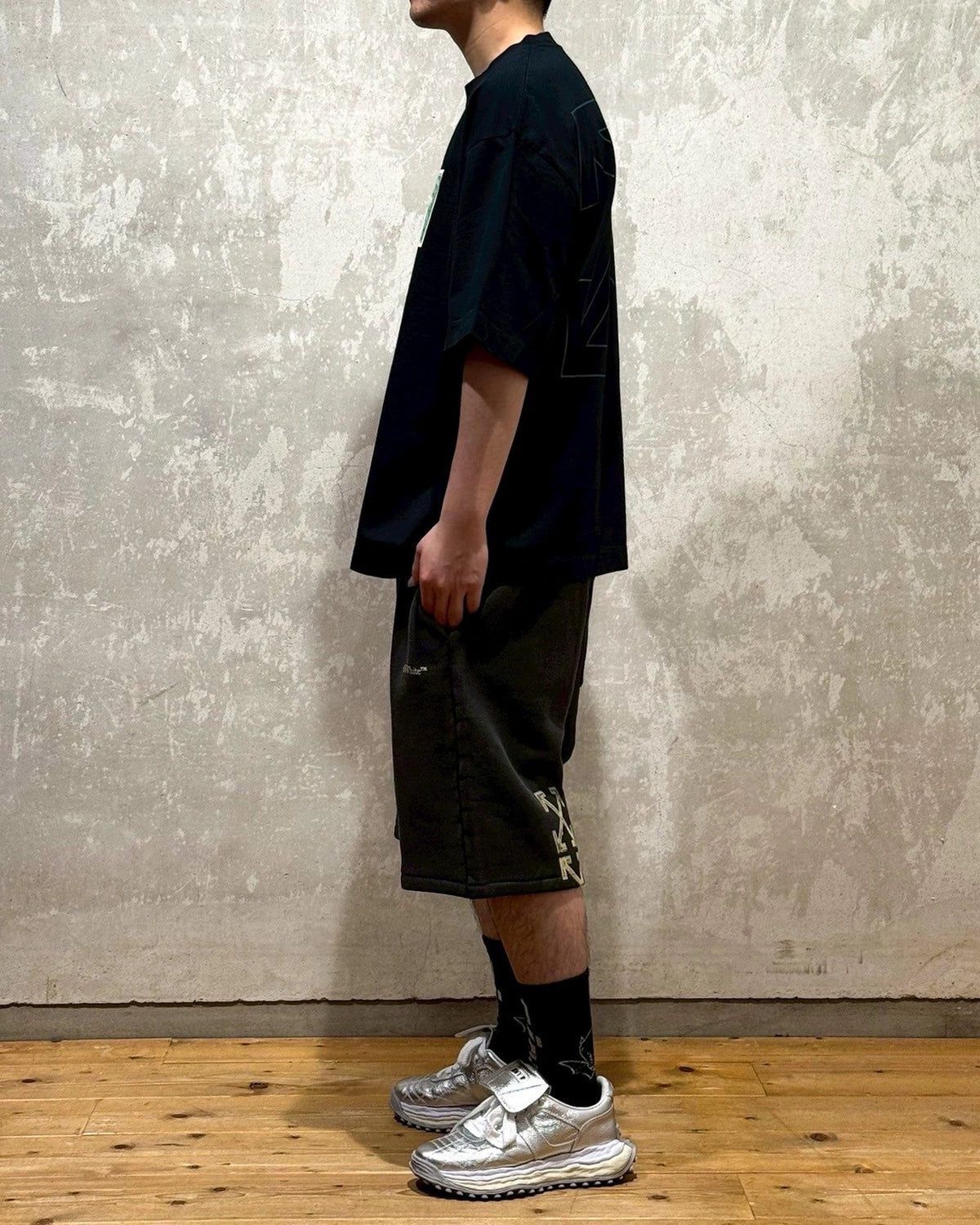 Off-White™ / BANKNOTE ARROW SKATE S/S TEE (OMAS25-RTW0056)