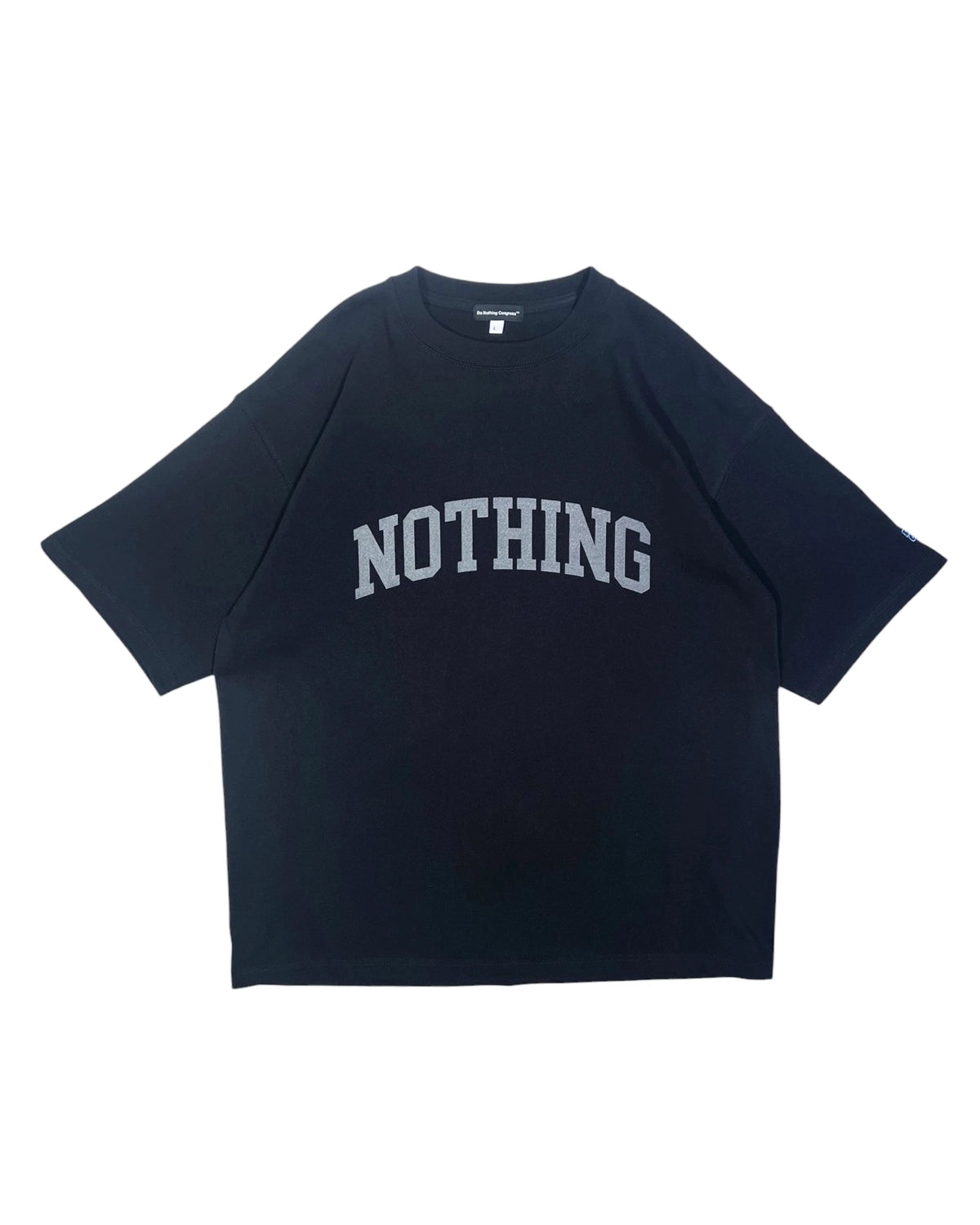 Do Nothing Congress の NOTHING Lettered Print Tee