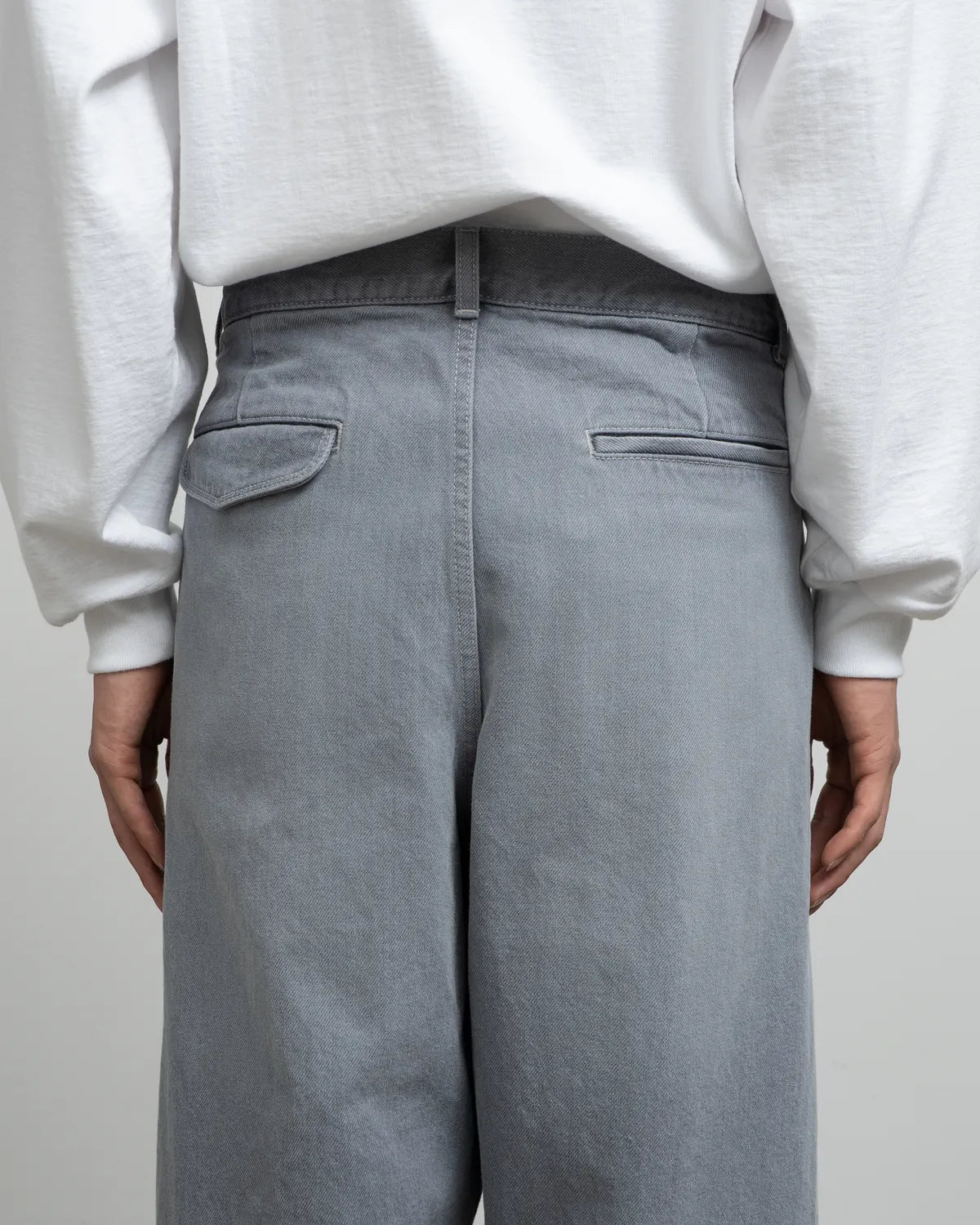 Graphpaper / Gray Tone Cone Denim Two Tuck Tapered Pants (GM252-40066LB)