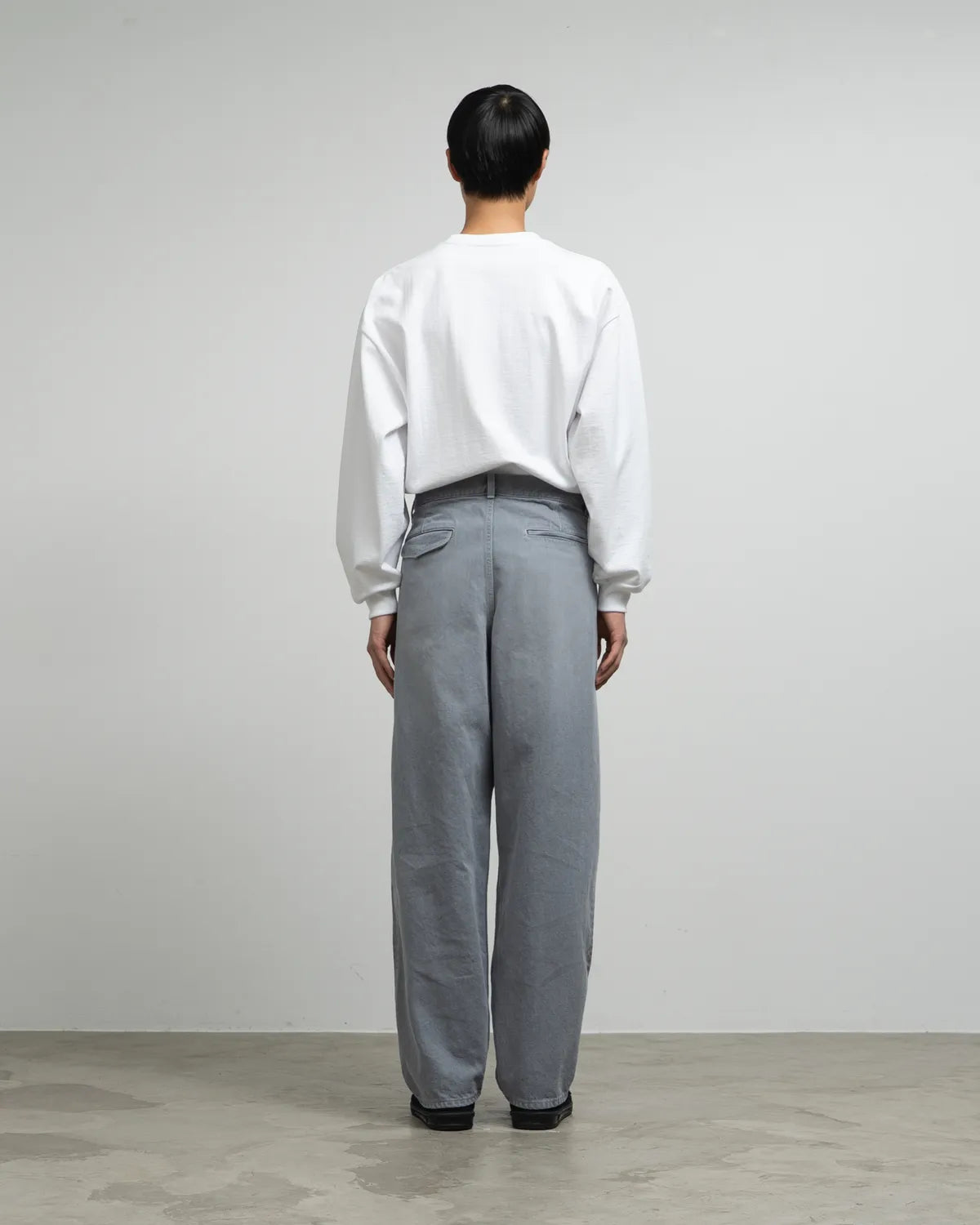 Graphpaper / Gray Tone Cone Denim Two Tuck Tapered Pants (GM252-40066LB)