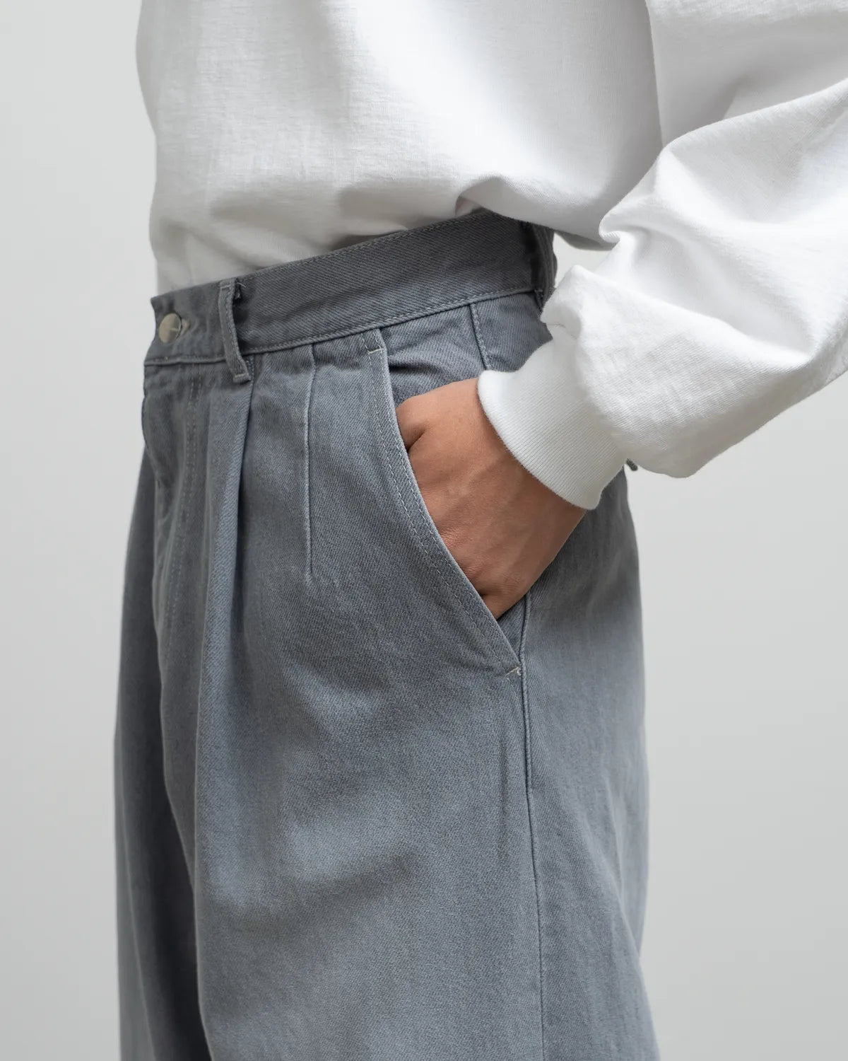 Graphpaper / Gray Tone Cone Denim Two Tuck Tapered Pants (GM252-40066LB)