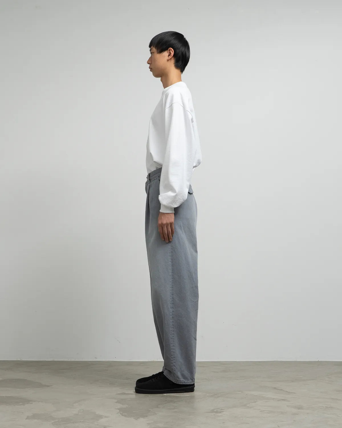 Graphpaper / Gray Tone Cone Denim Two Tuck Tapered Pants (GM252-40066LB)