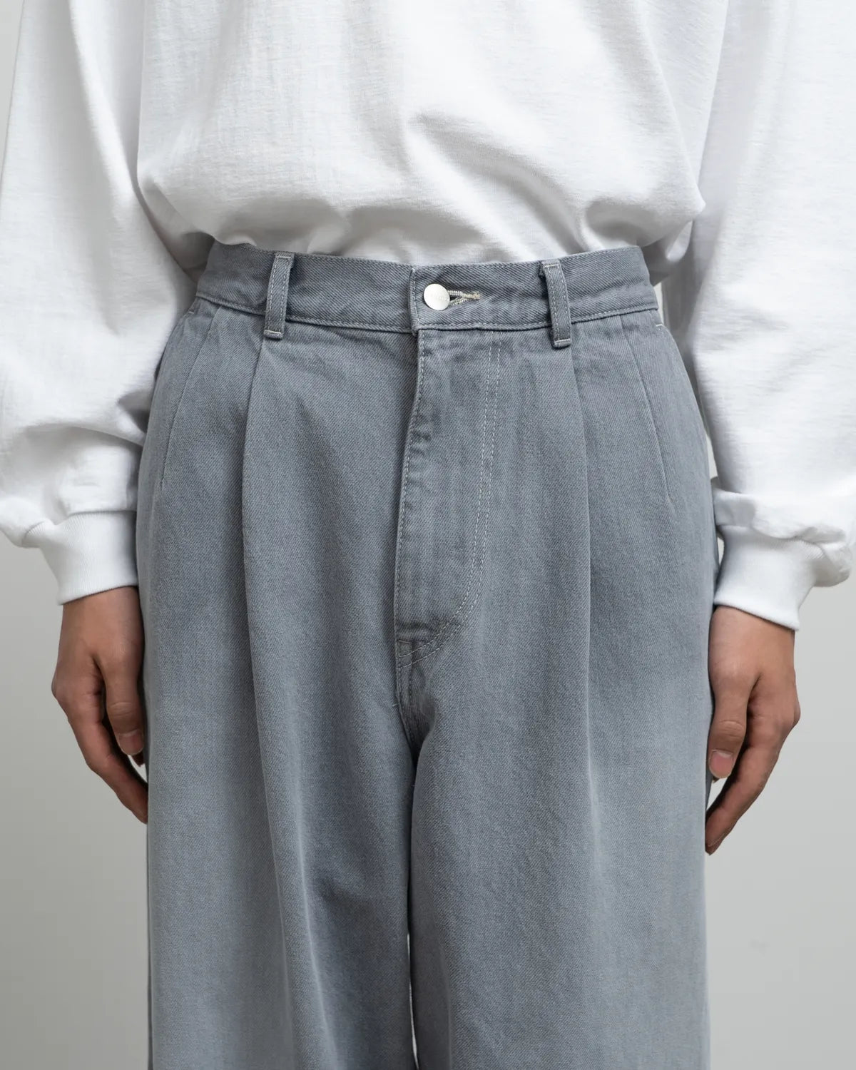Graphpaper / Gray Tone Cone Denim Two Tuck Tapered Pants (GM252-40066LB)