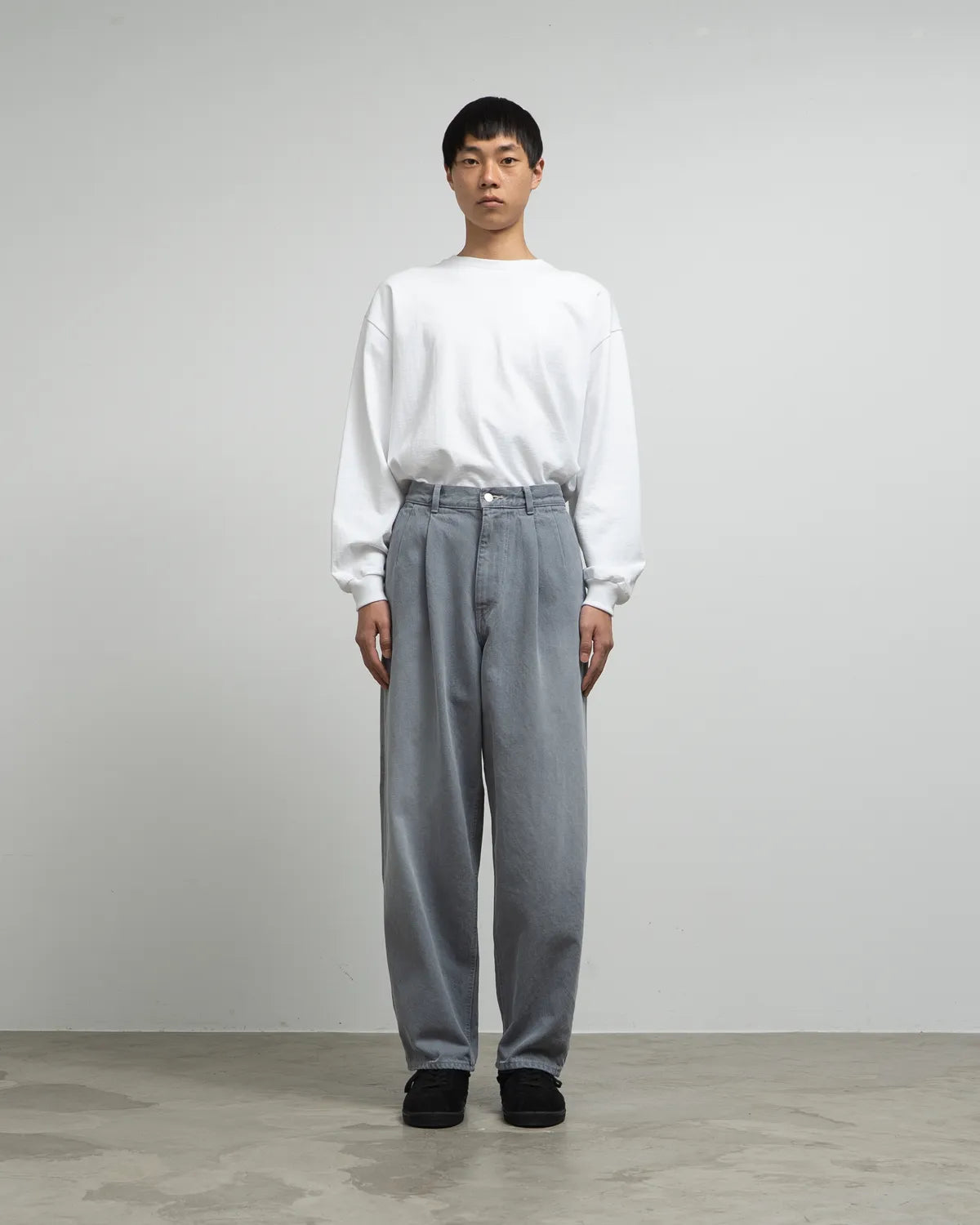 Graphpaper / Gray Tone Cone Denim Two Tuck Tapered Pants (GM252-40066LB)