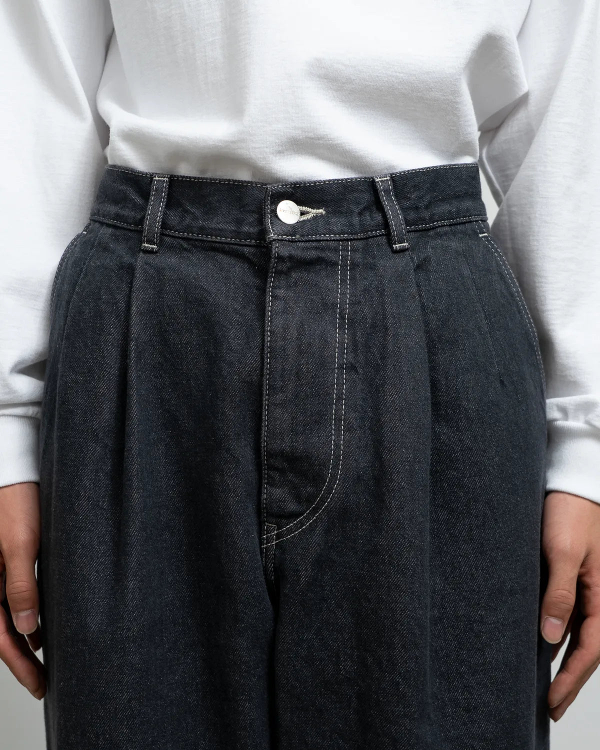 Graphpaper / Gray Tone Cone Denim Two Tuck Tapered Pants (GM252-40066RB)
