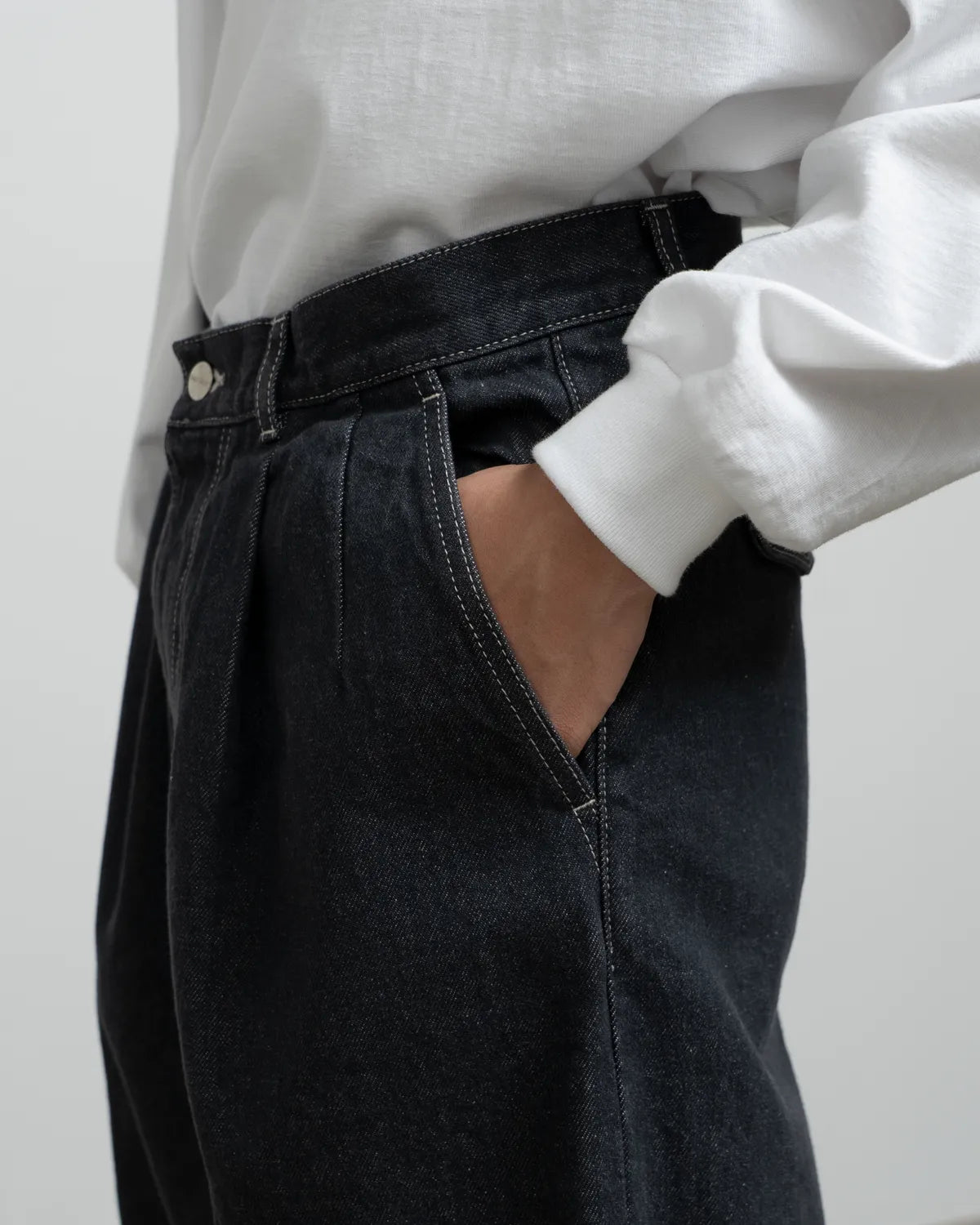 Graphpaper / Gray Tone Cone Denim Two Tuck Tapered Pants (GM252-40066RB)