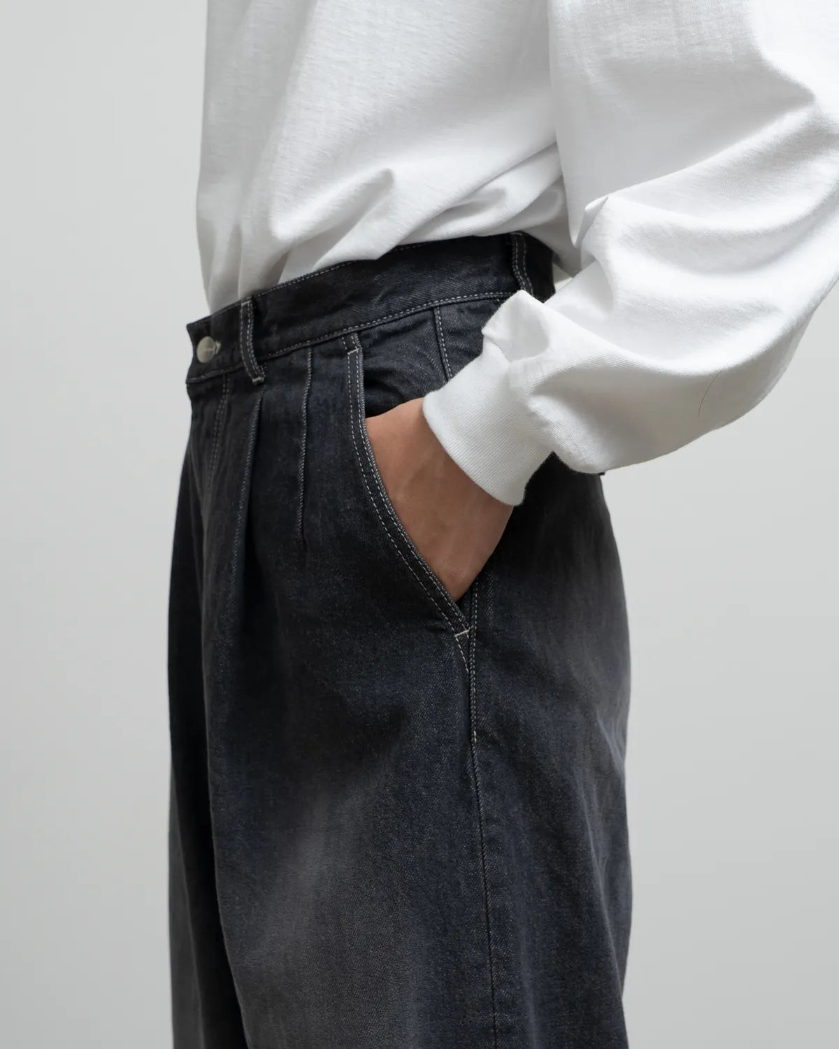 Graphpaper / Gray Tone Cone Denim Two Tuck Pants (GM252-40067DB)