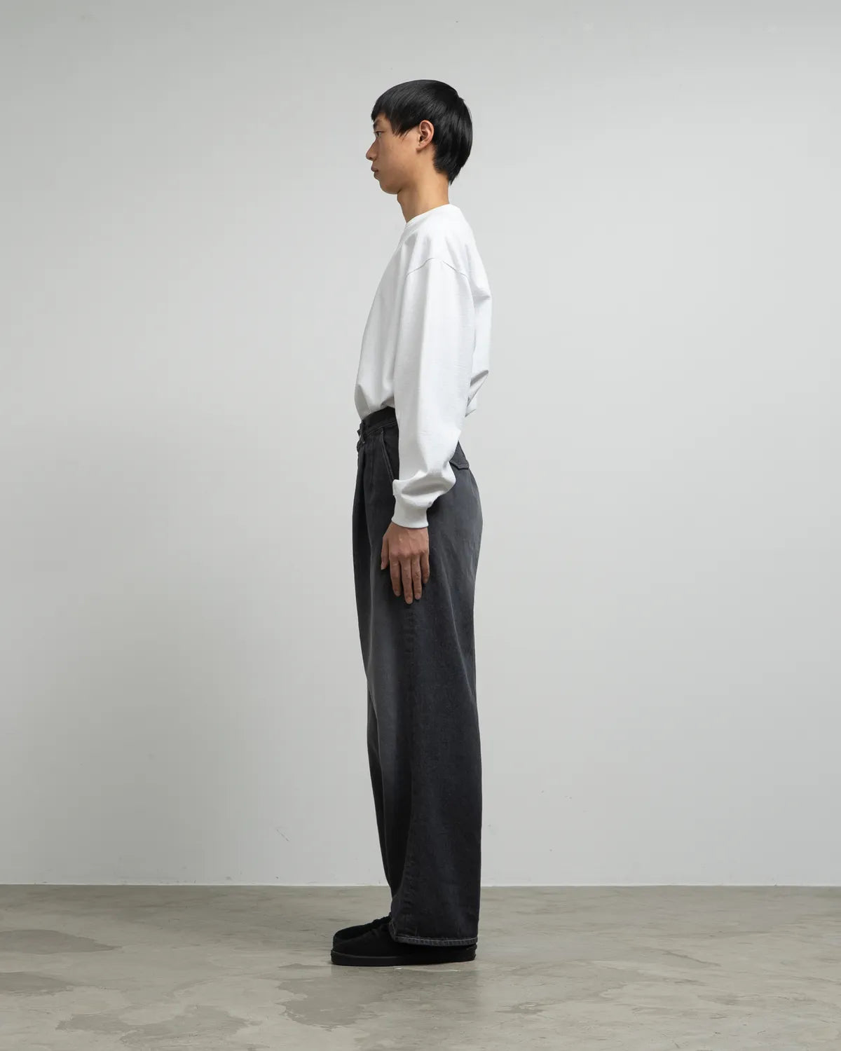 Graphpaper / Gray Tone Cone Denim Two Tuck Pants (GM252-40067DB)