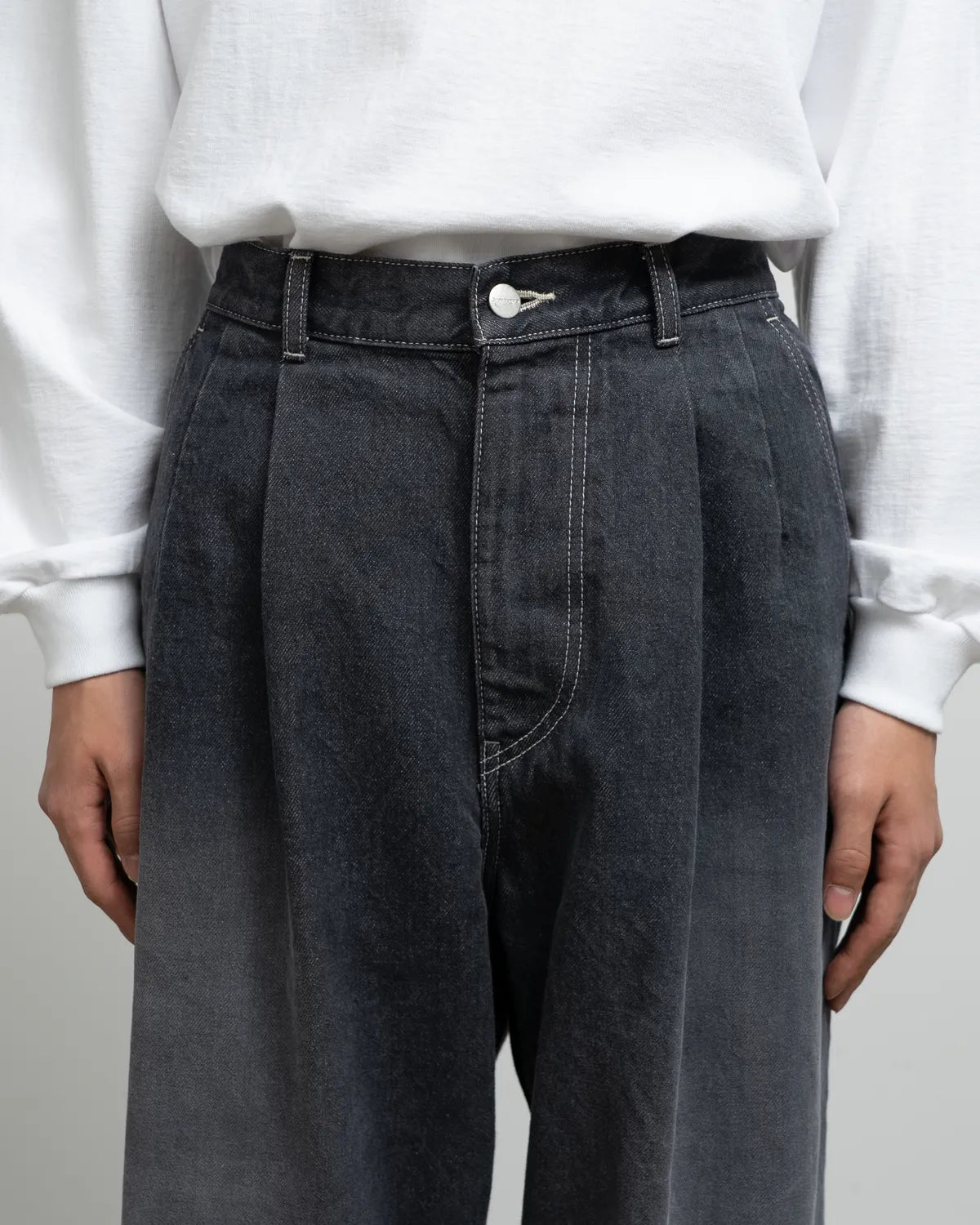 Graphpaper / Gray Tone Cone Denim Two Tuck Pants (GM252-40067DB)