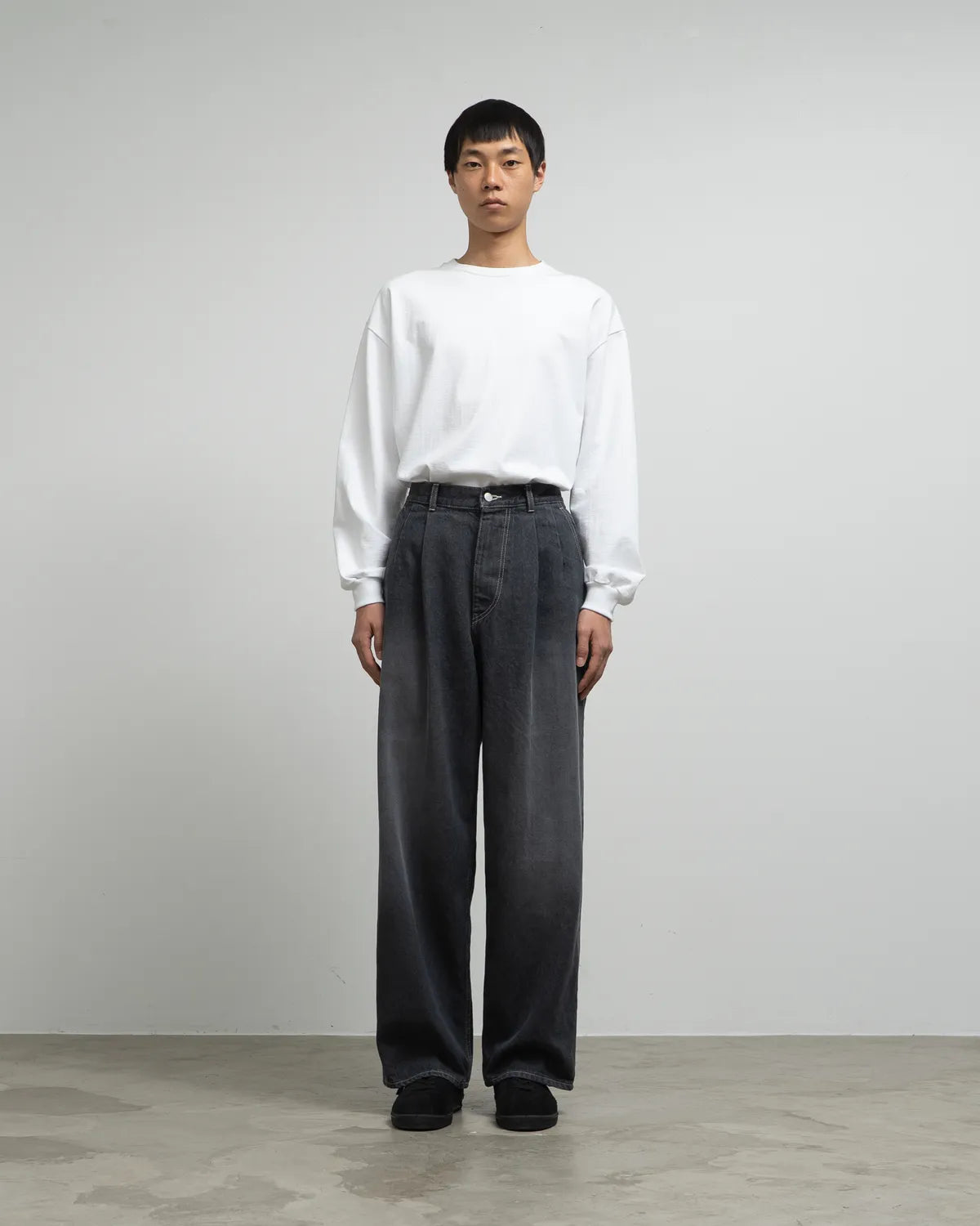 Graphpaper / Gray Tone Cone Denim Two Tuck Pants (GM252-40067DB)