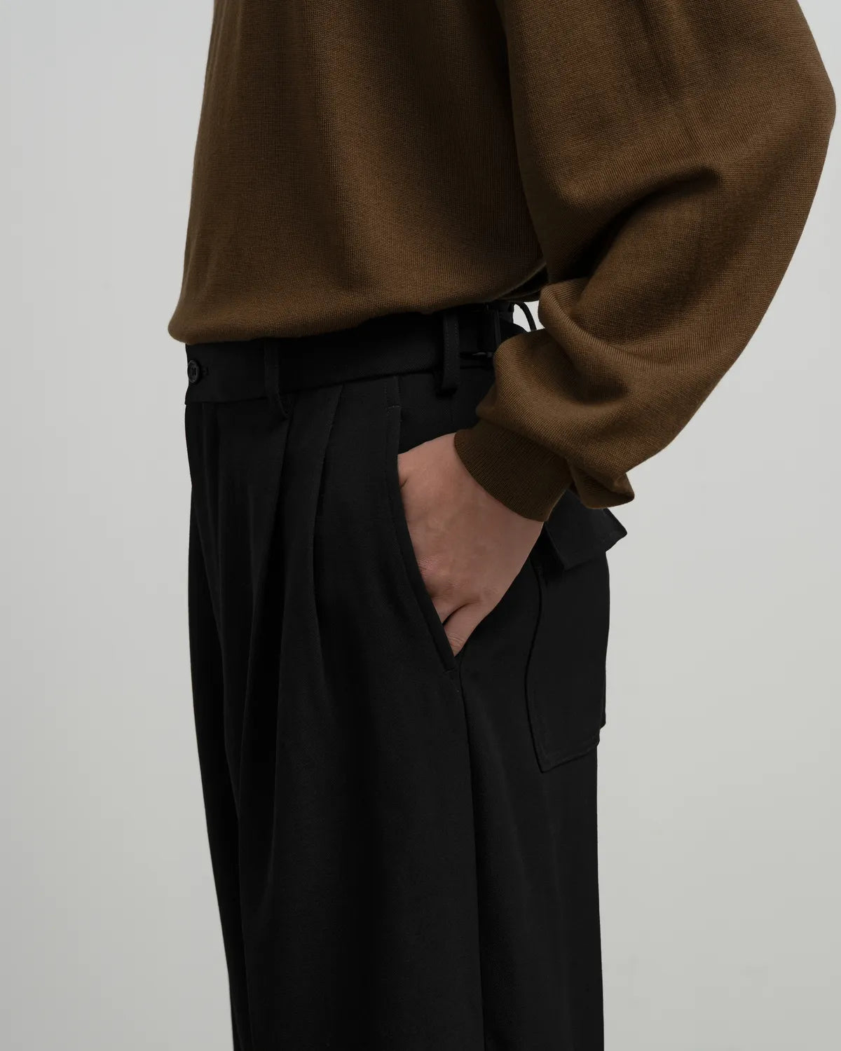 Graphpaper / Back Satin Wool Gabardine Adjustable Trousers (GM263-40401)