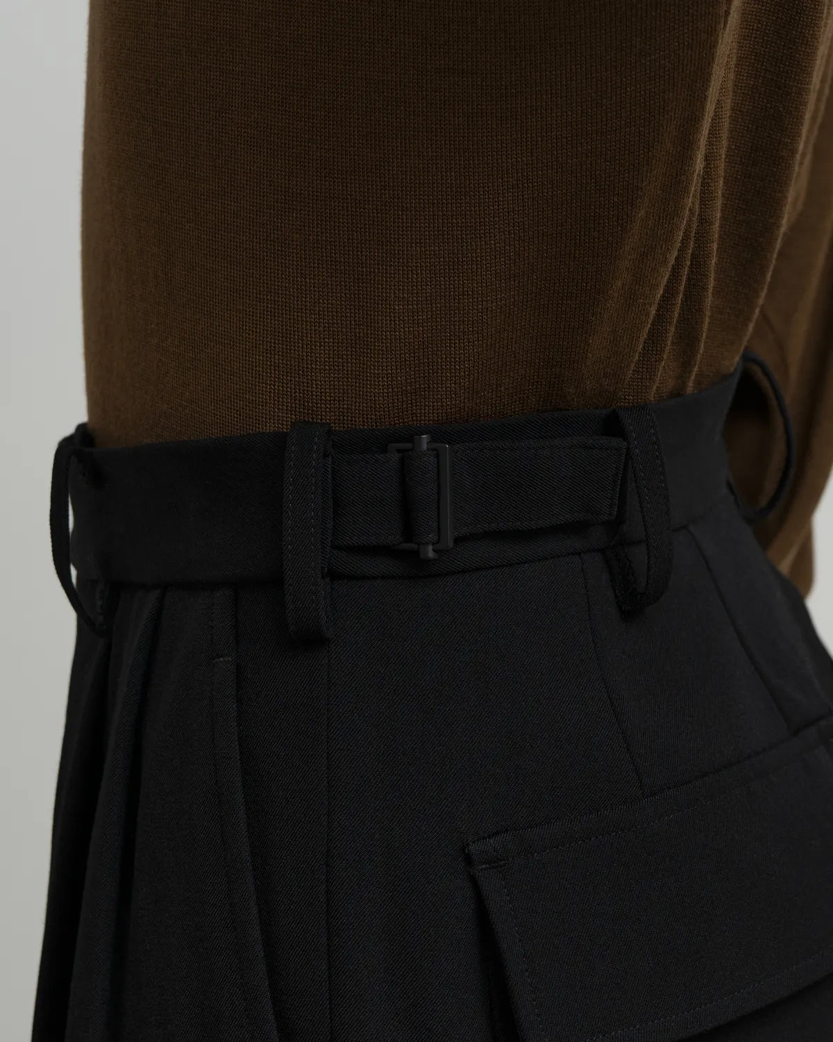 Graphpaper / Back Satin Wool Gabardine Adjustable Trousers (GM263-40401)