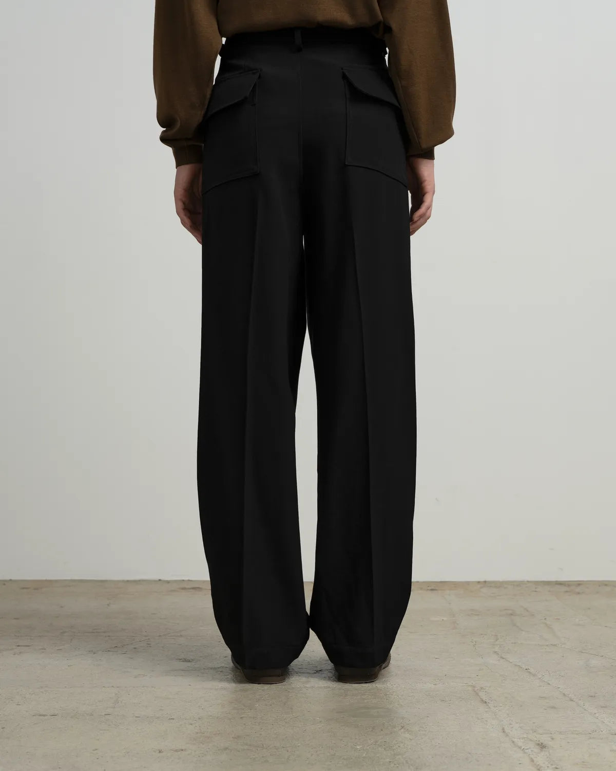 Graphpaper / Back Satin Wool Gabardine Adjustable Trousers (GM263-40401)